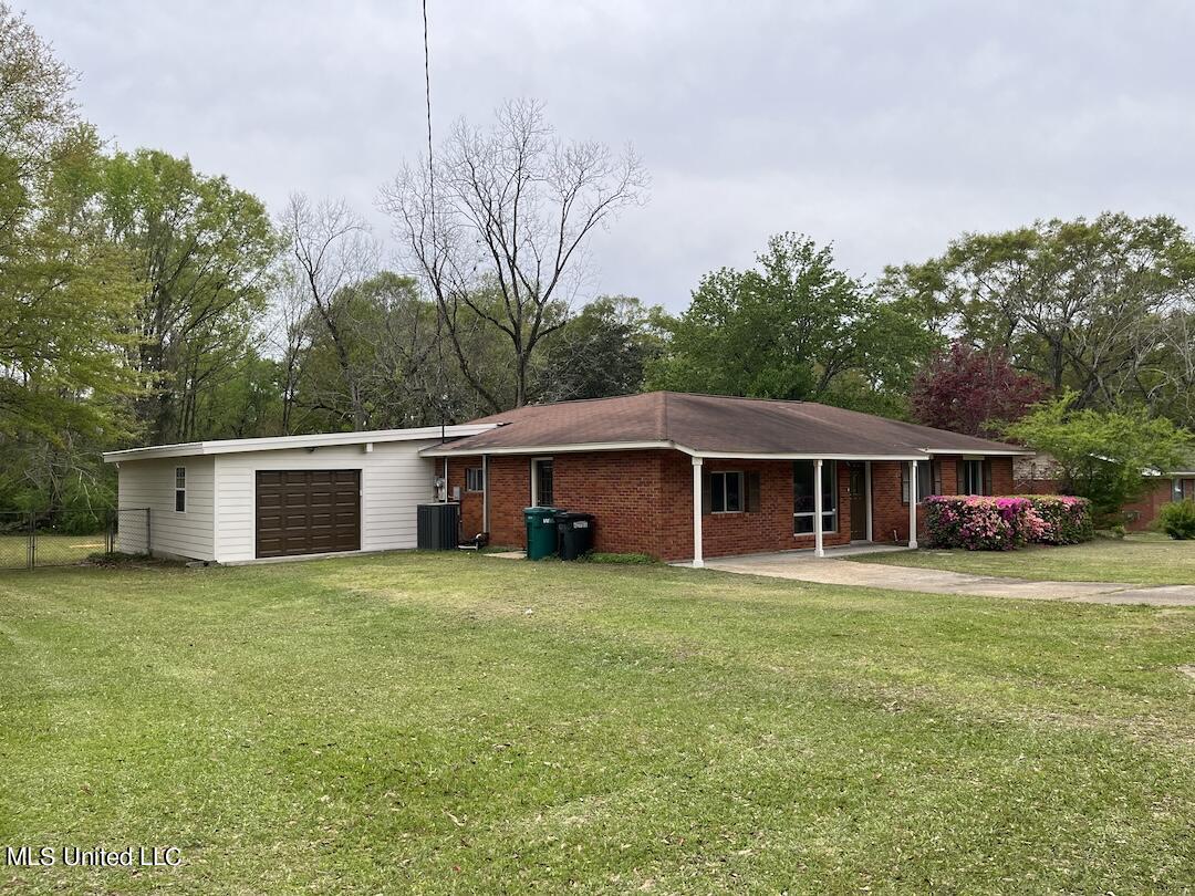 948 Clubhouse Drive Property Photo 2