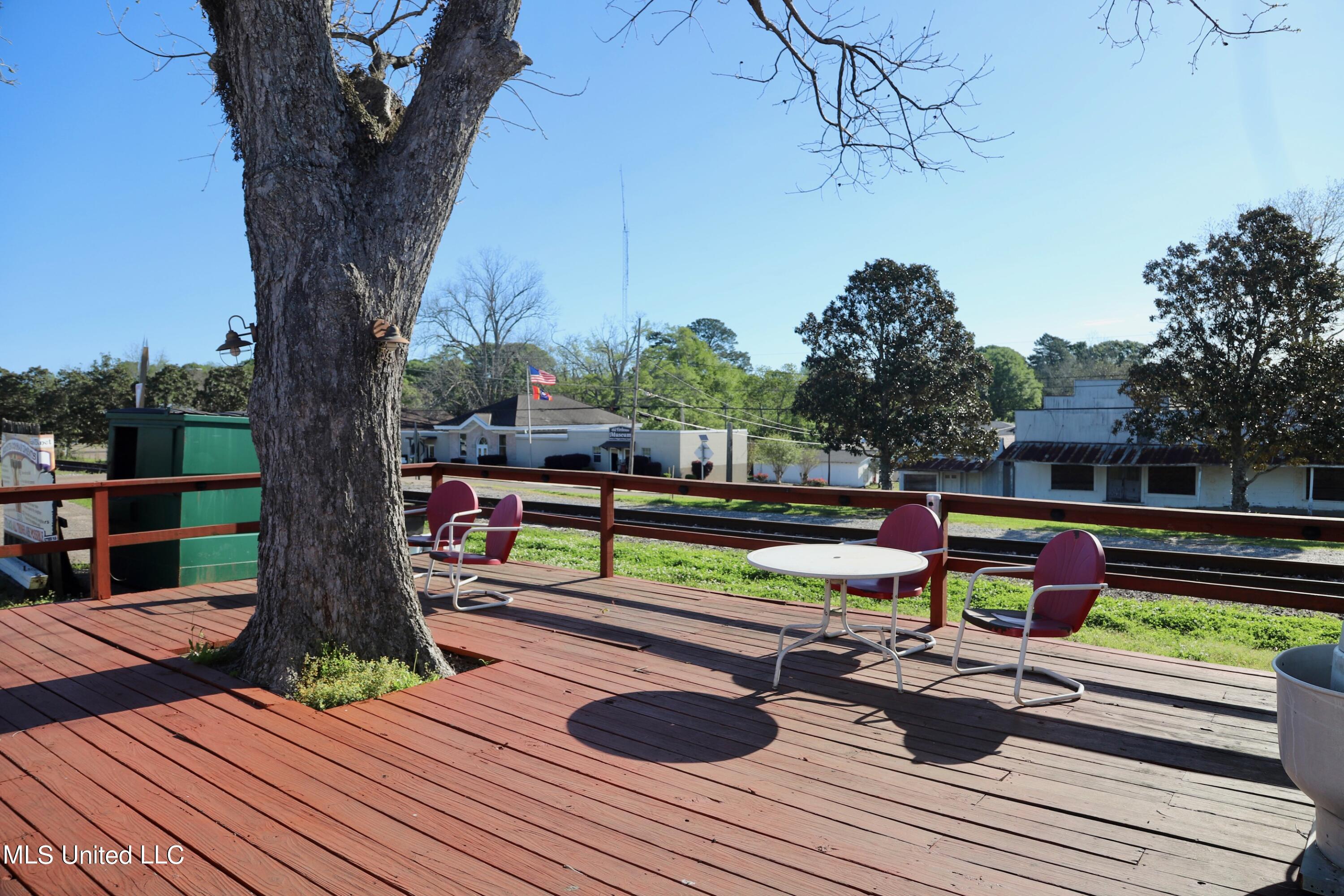 127 N Magnolia Drive Property Photo 4