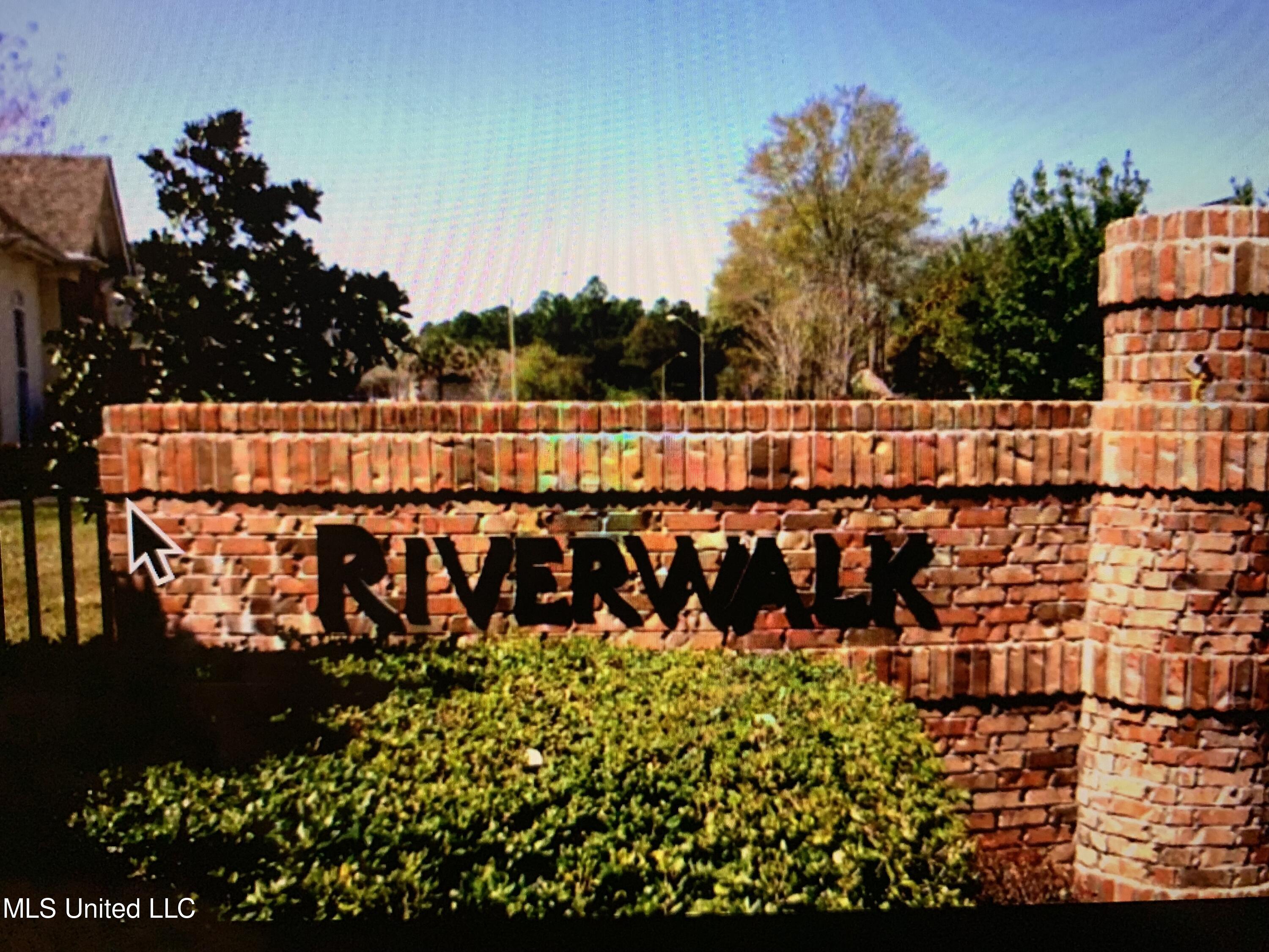 Riverwalk Circle Property Photo 1