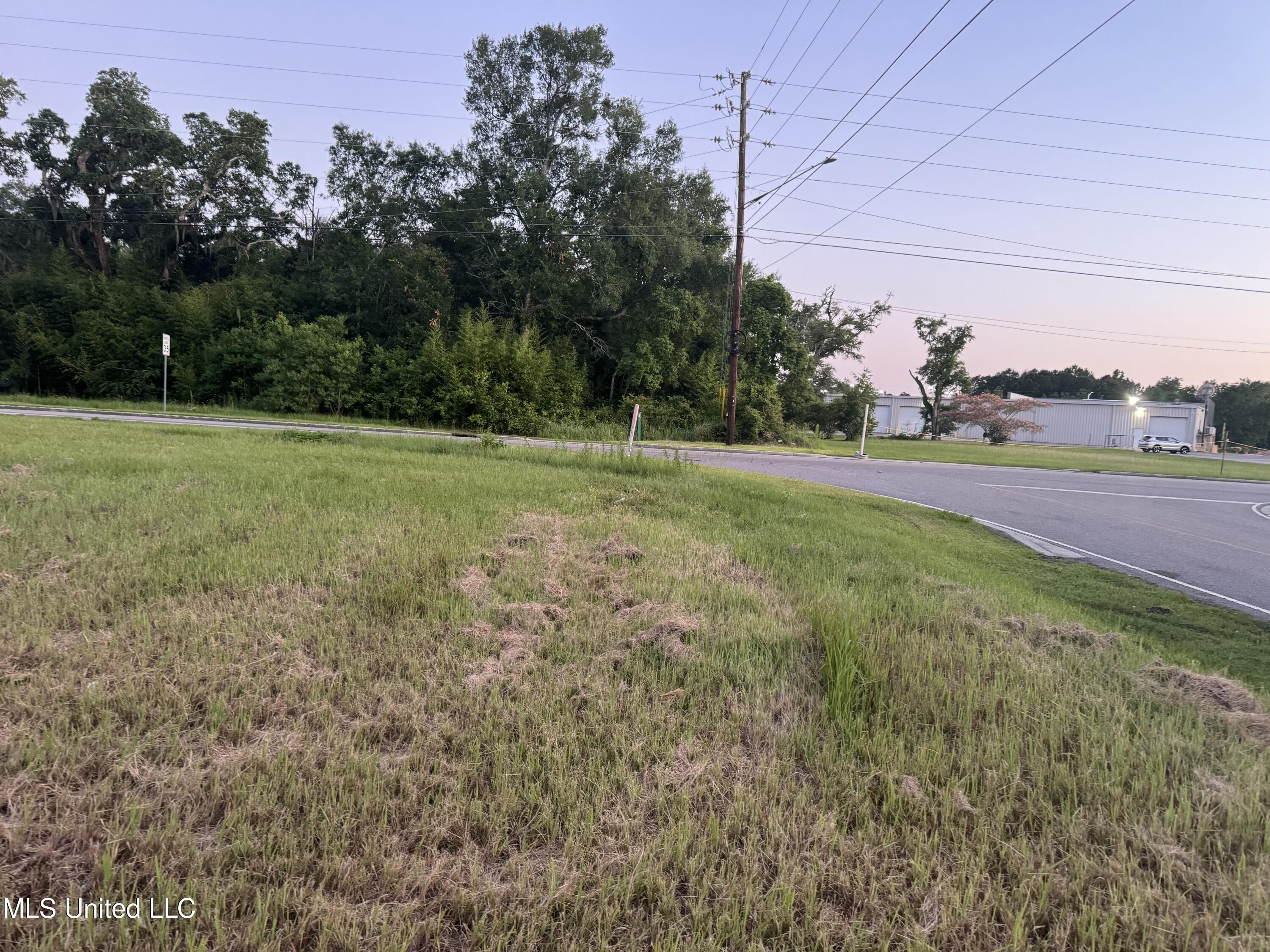 3220 Longfellow Road Property Photo 6