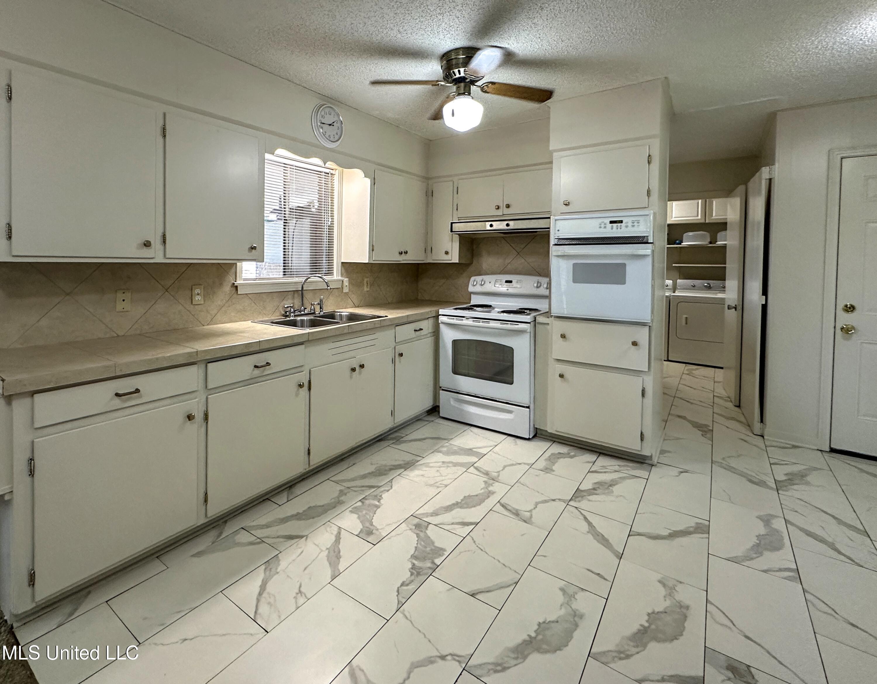 1206 Shady Glen Drive Property Photo 8
