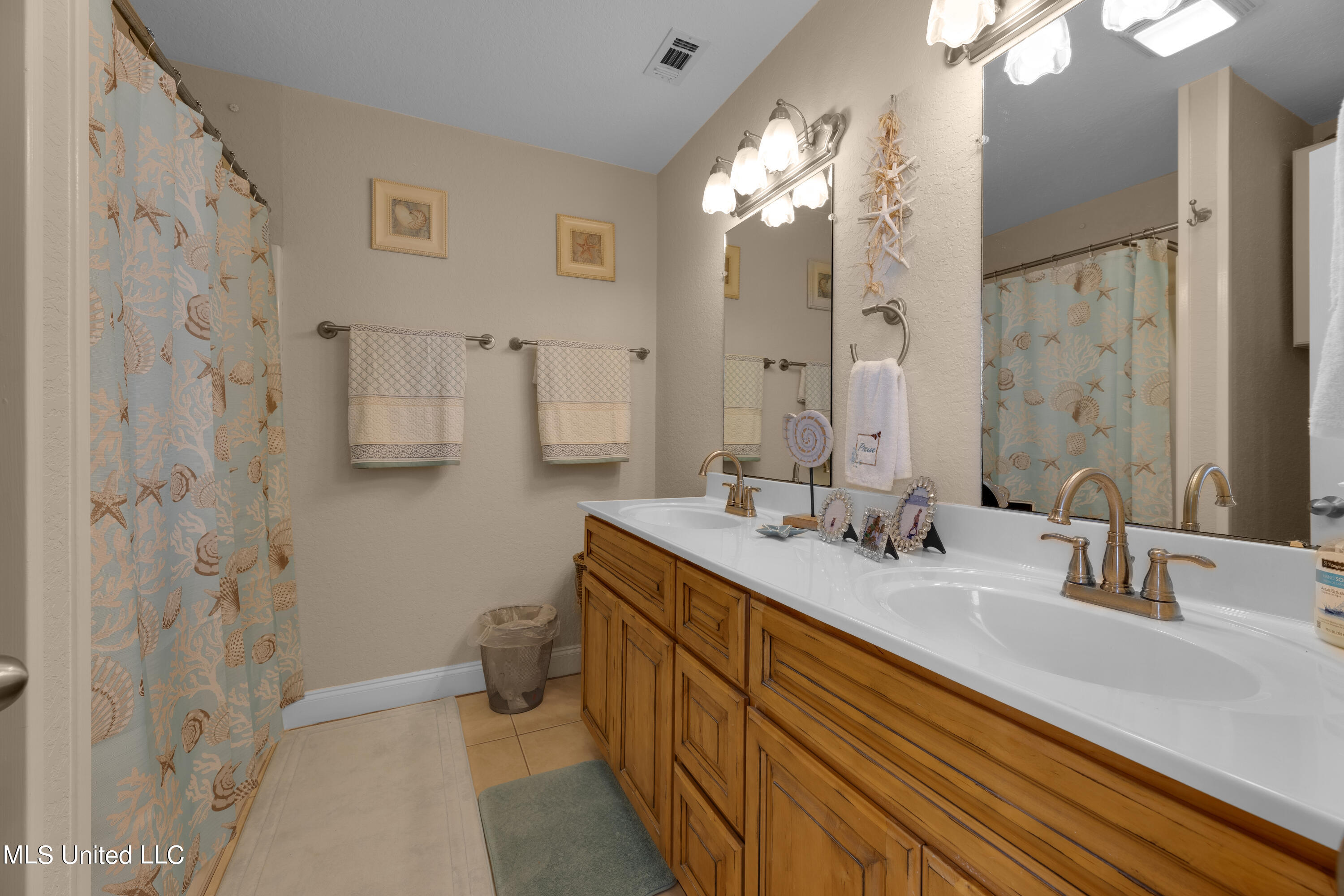 800 W Beach Boulevard Property Photo 15