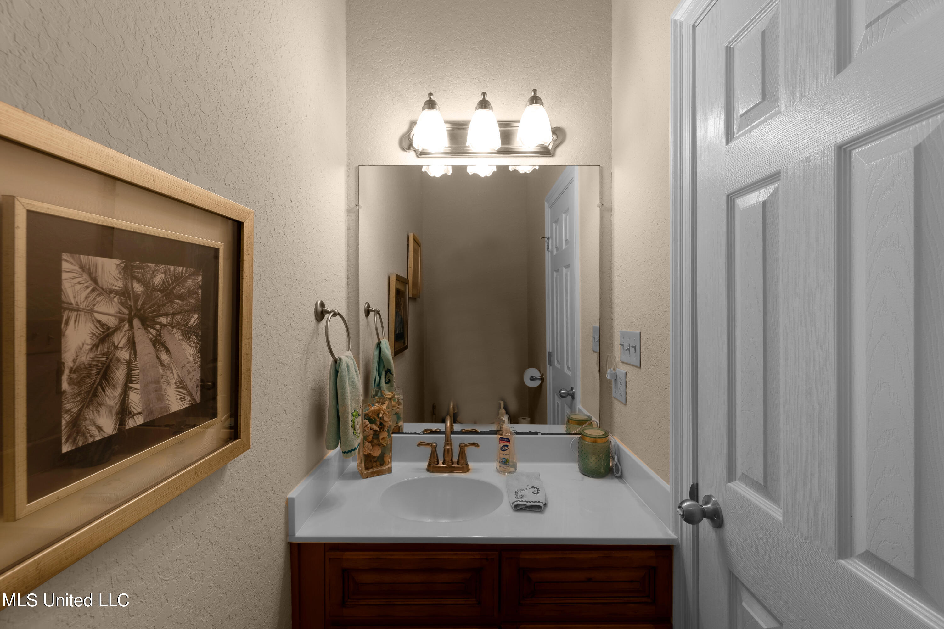 800 W Beach Boulevard Property Photo 19