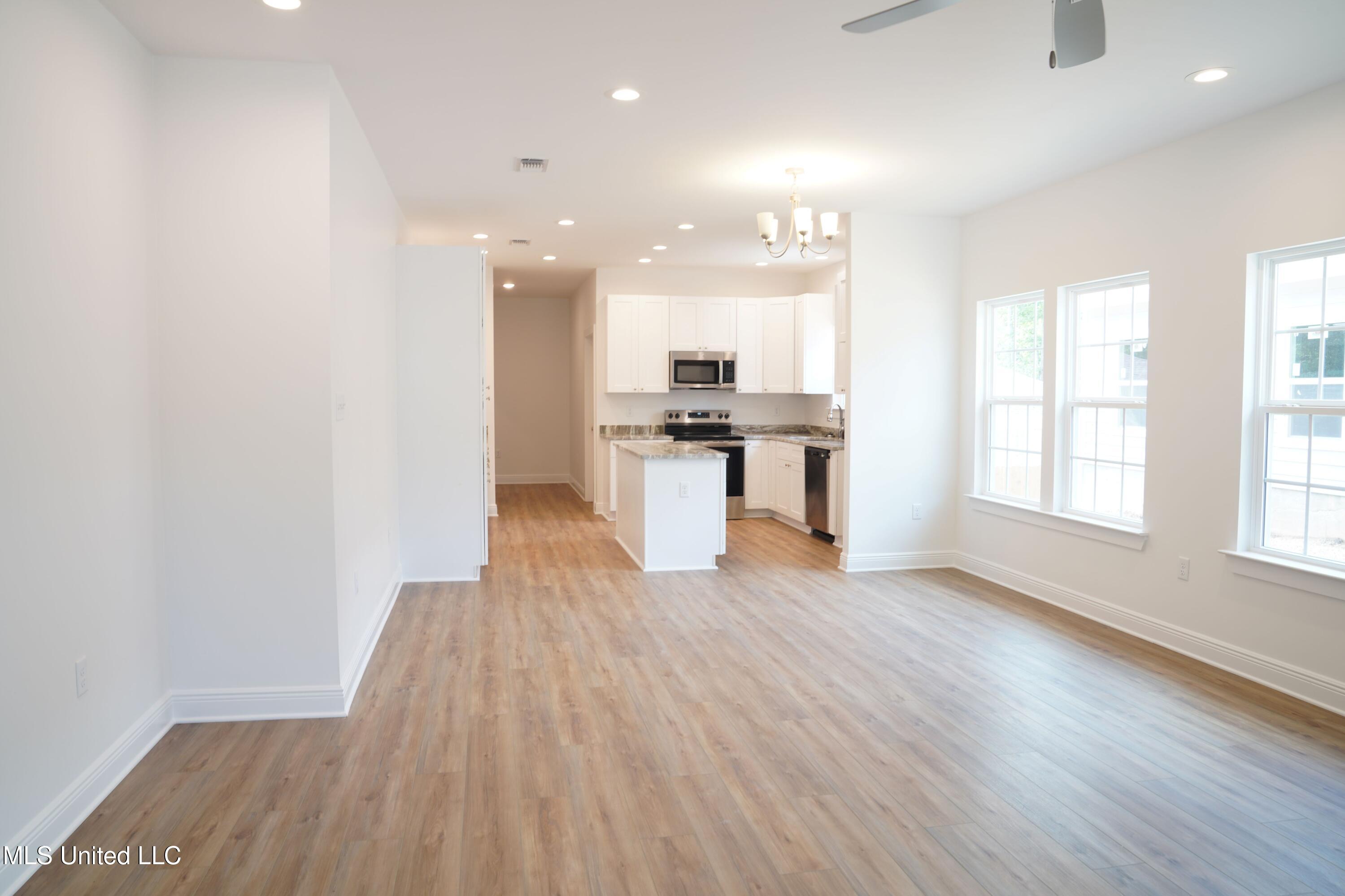 13463 Mary Avenue Property Photo 3