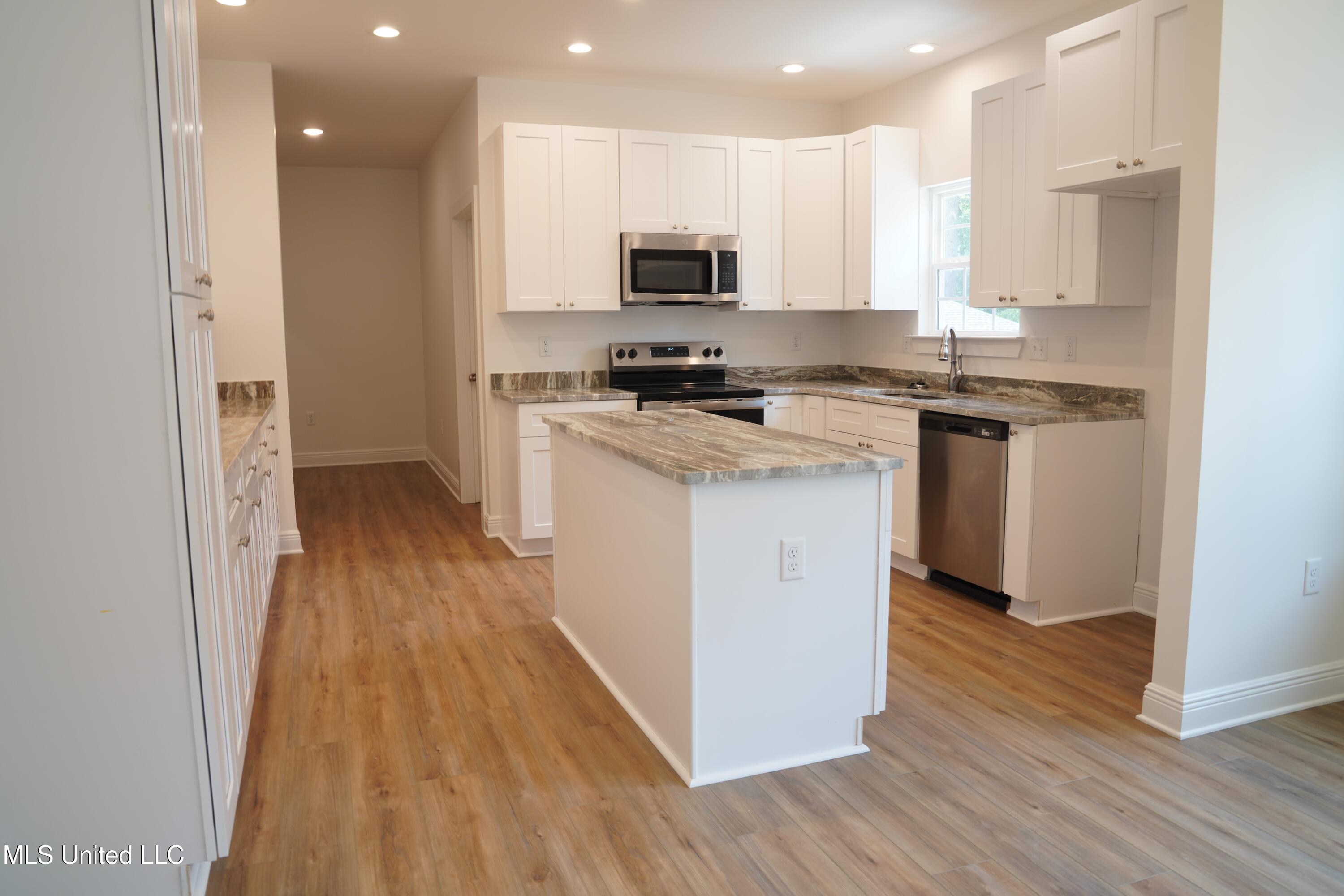 13463 Mary Avenue Property Photo 4