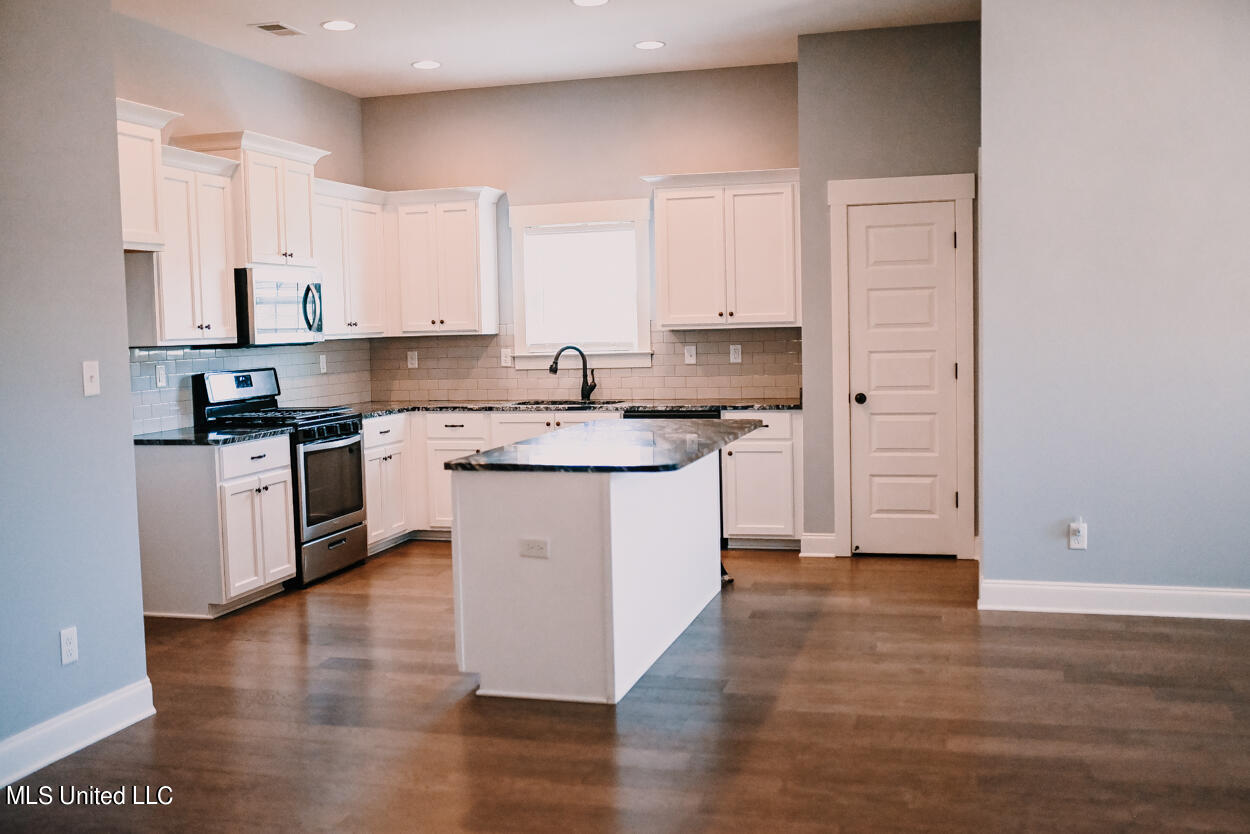 1150 Howell Way Property Photo 8