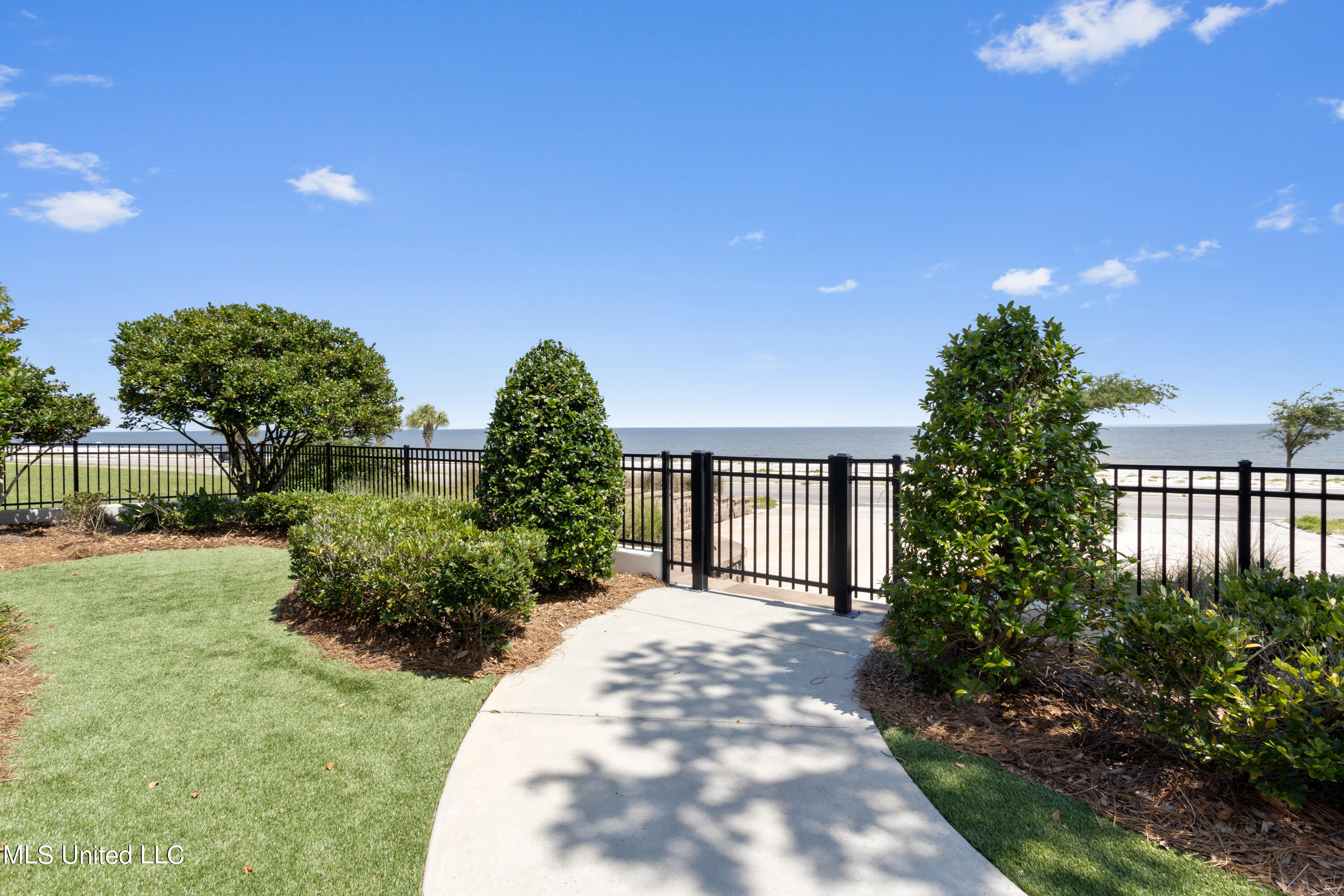 922 E Beach Boulevard Property Photo 7