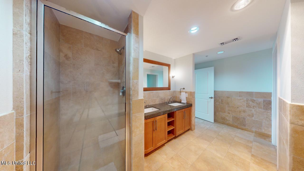 2060 Beach Boulevard Property Photo 15