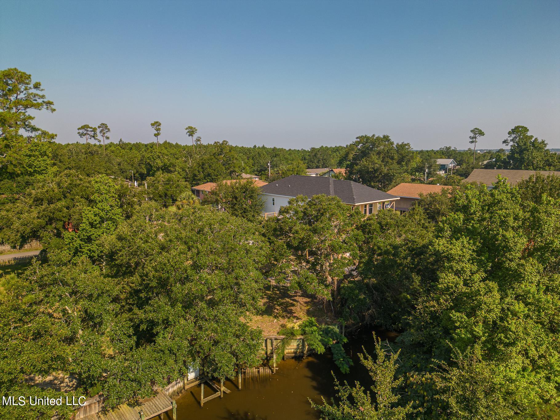 33 Good Street Property Photo 8