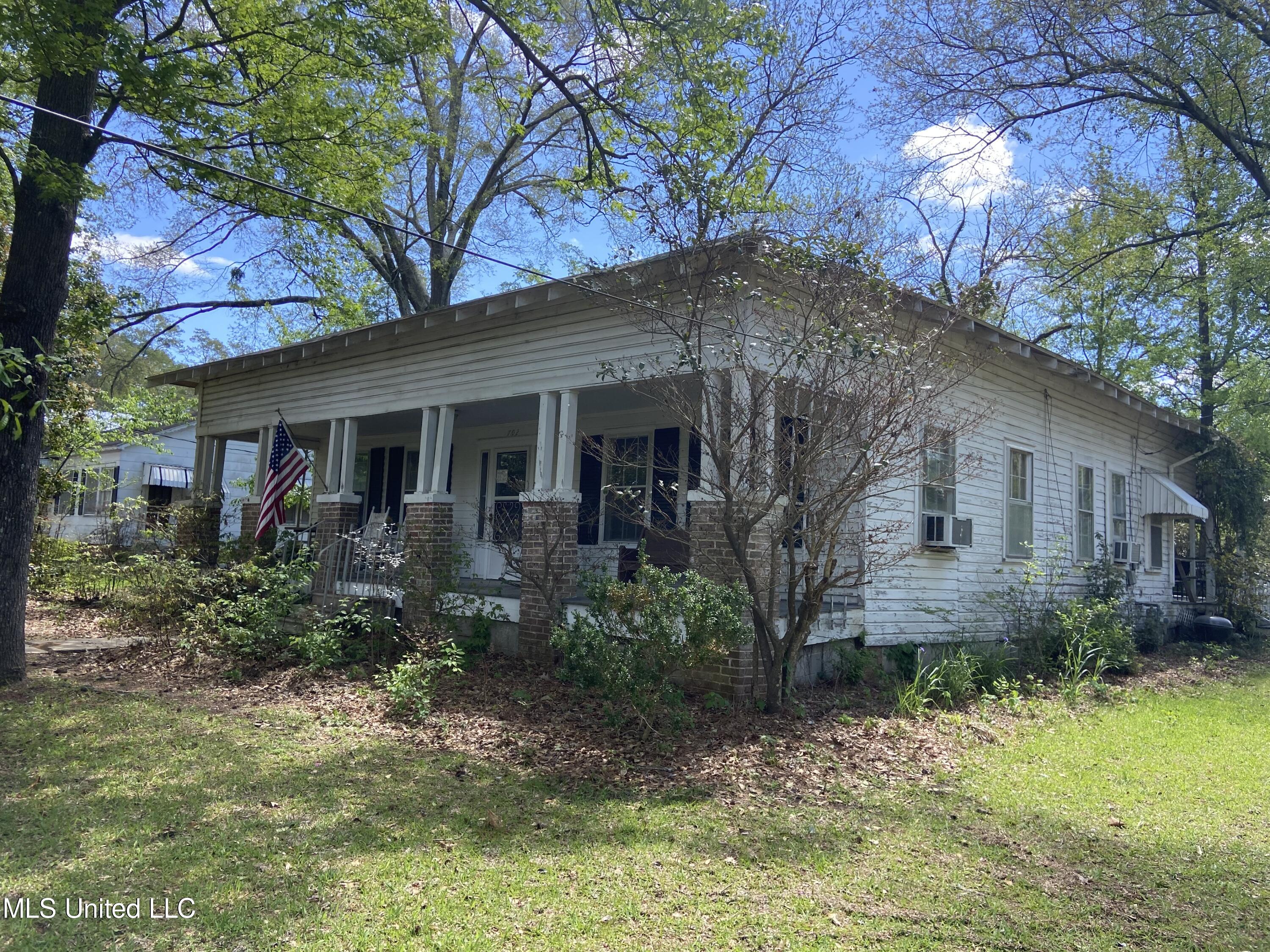 702 E Jackson Road Property Photo 2