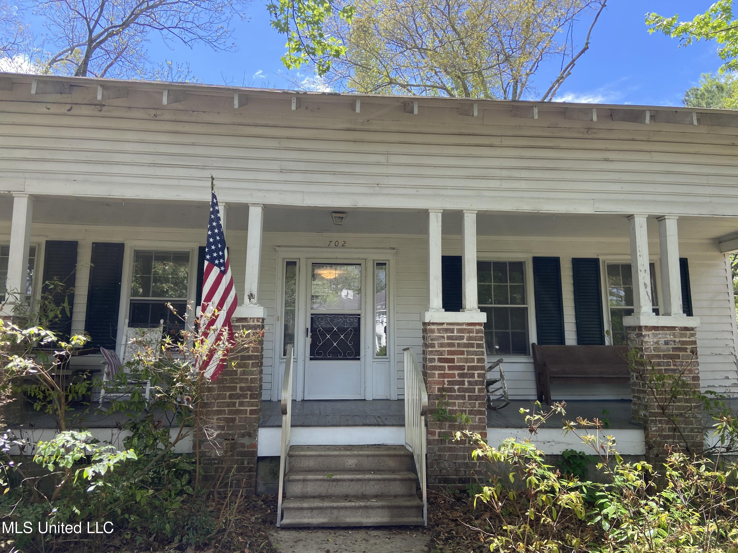 702 E Jackson Road Property Photo 3