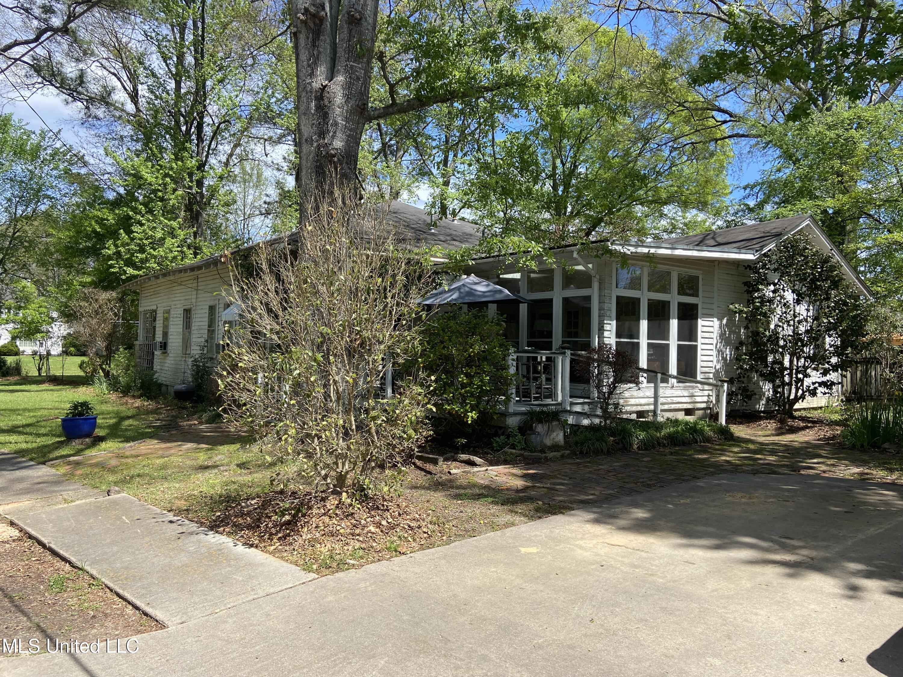702 E Jackson Road Property Photo 4