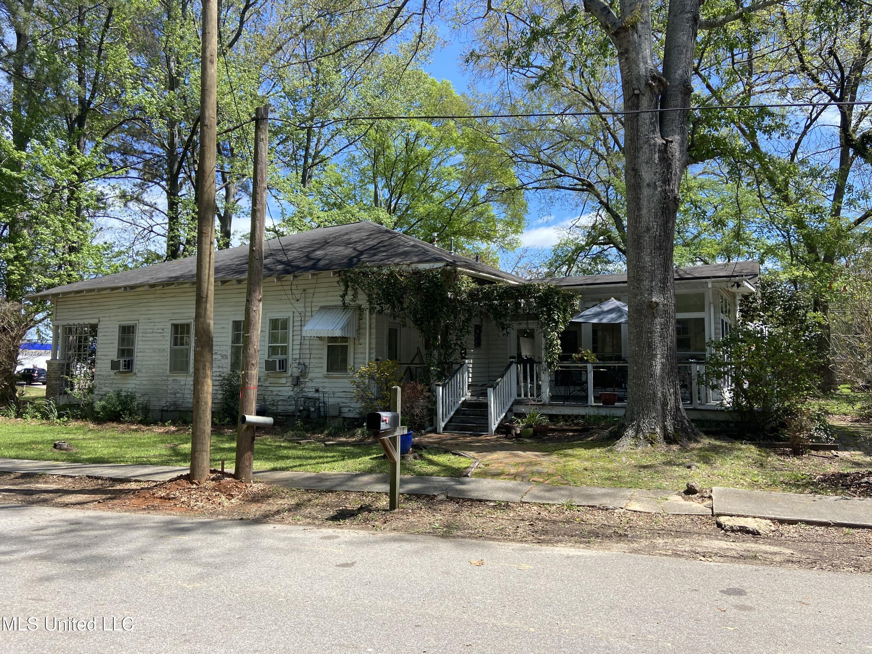 702 E Jackson Road Property Photo 5