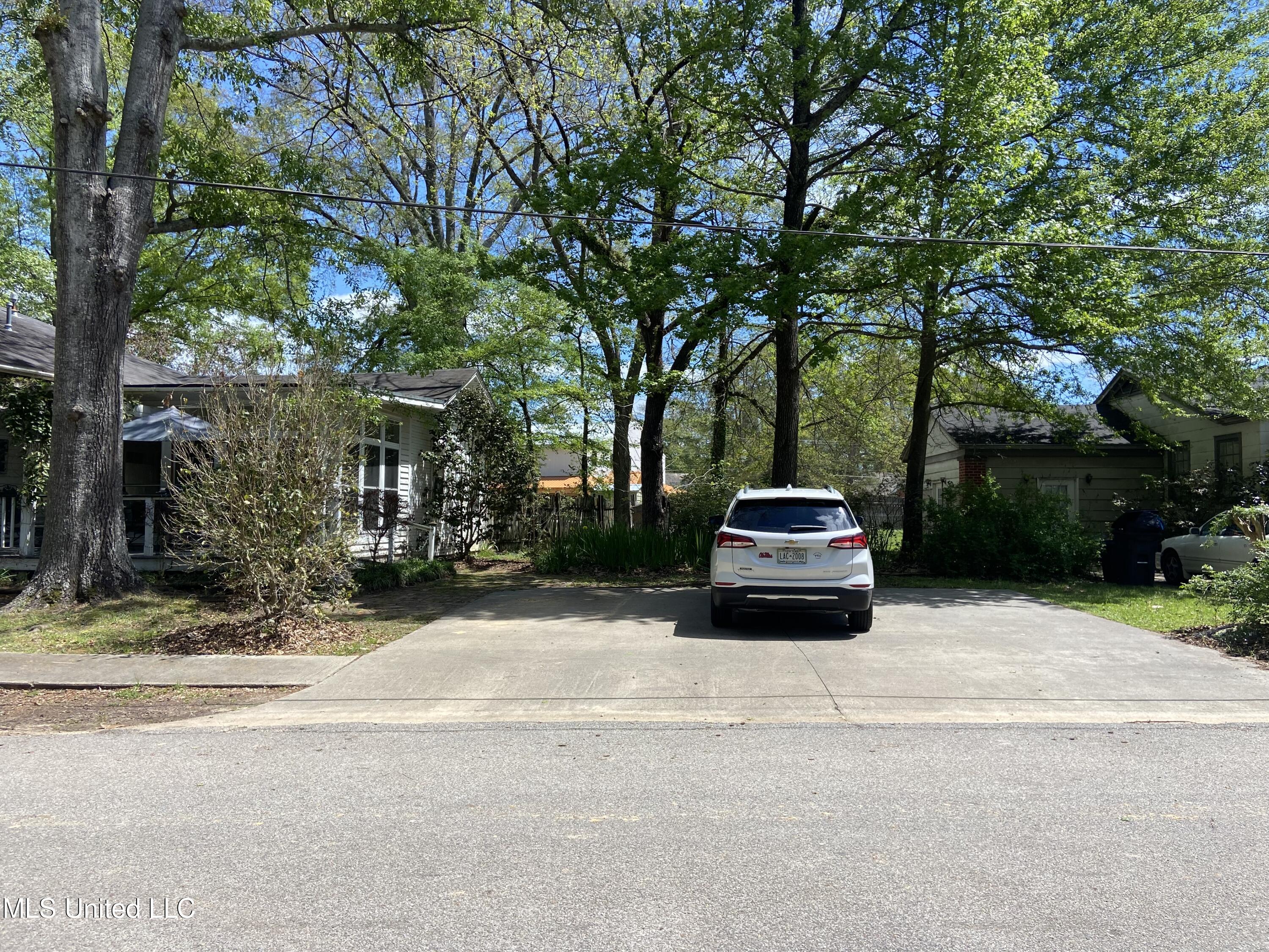 702 E Jackson Road Property Photo 9