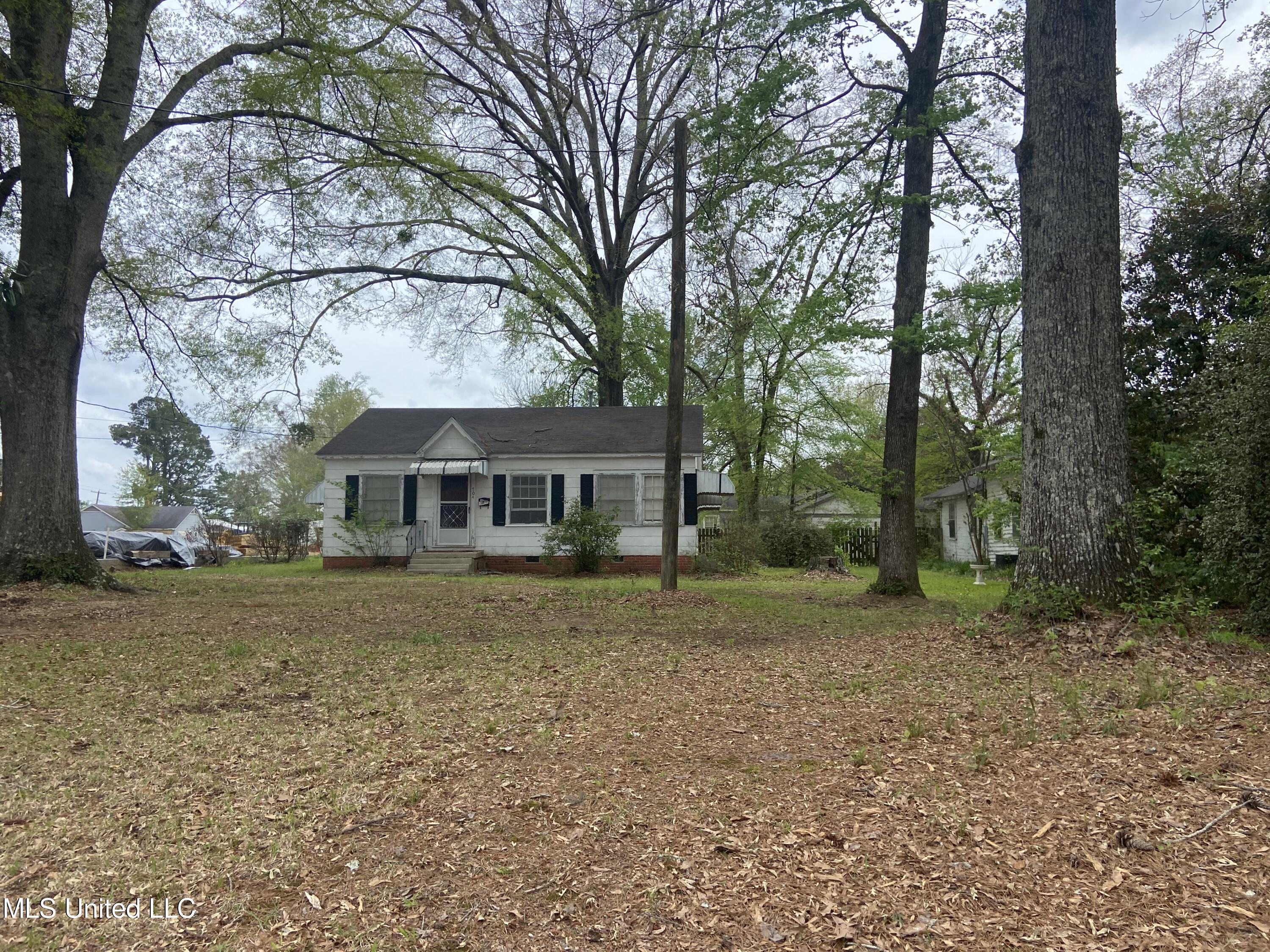 704 E Jackson Road Property Photo 1