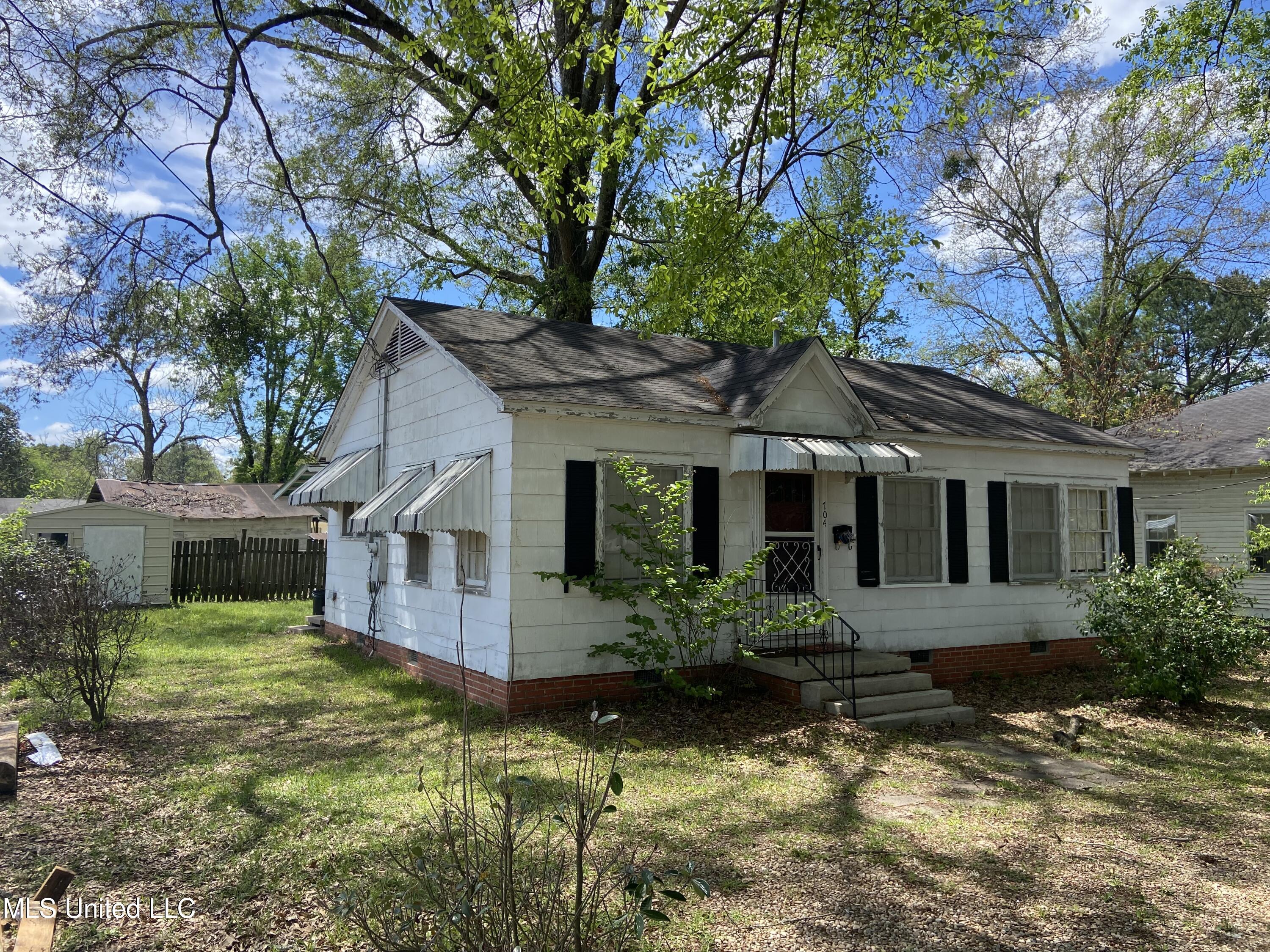 704 E Jackson Road Property Photo 2