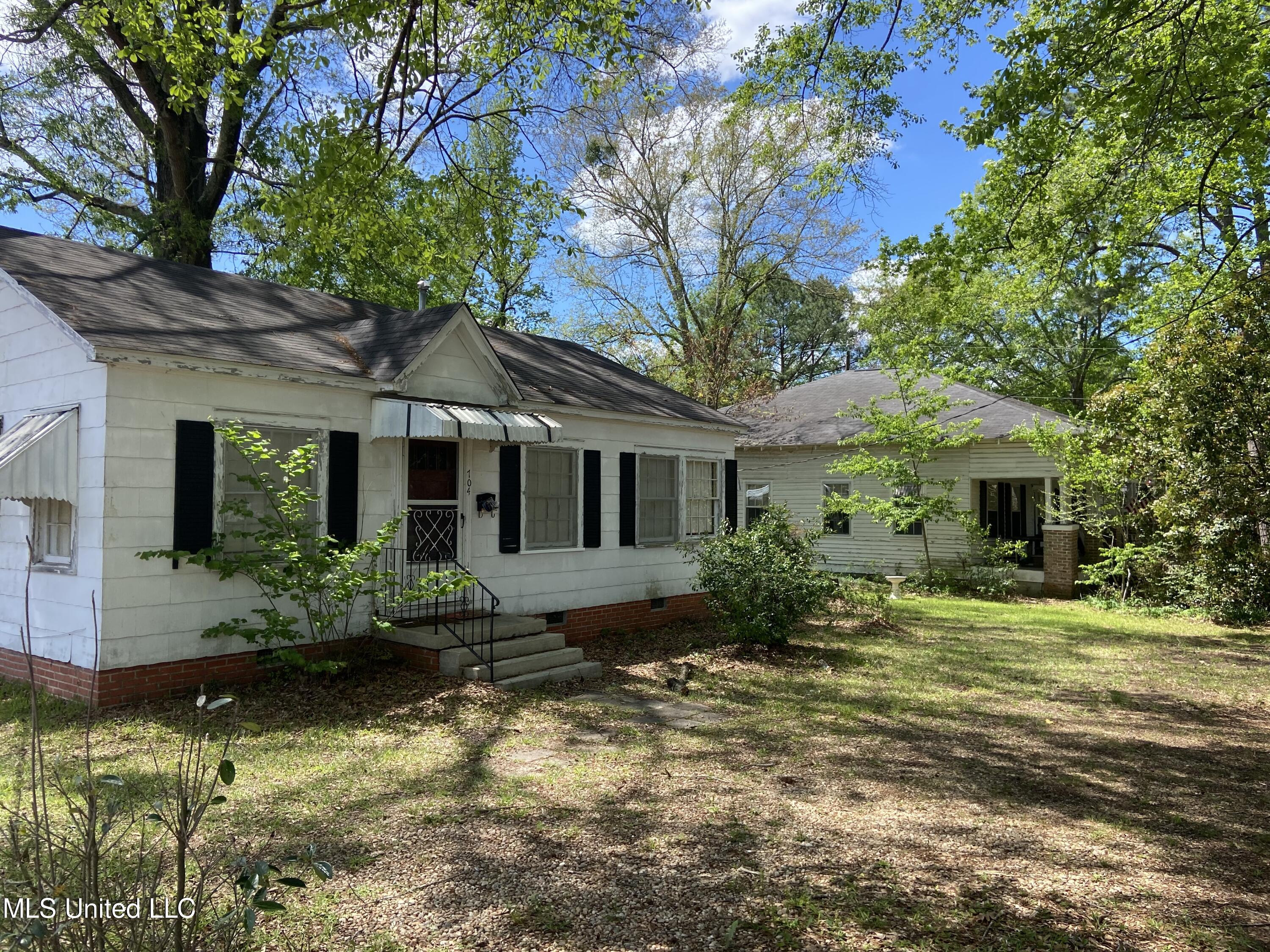 704 E Jackson Road Property Photo 3