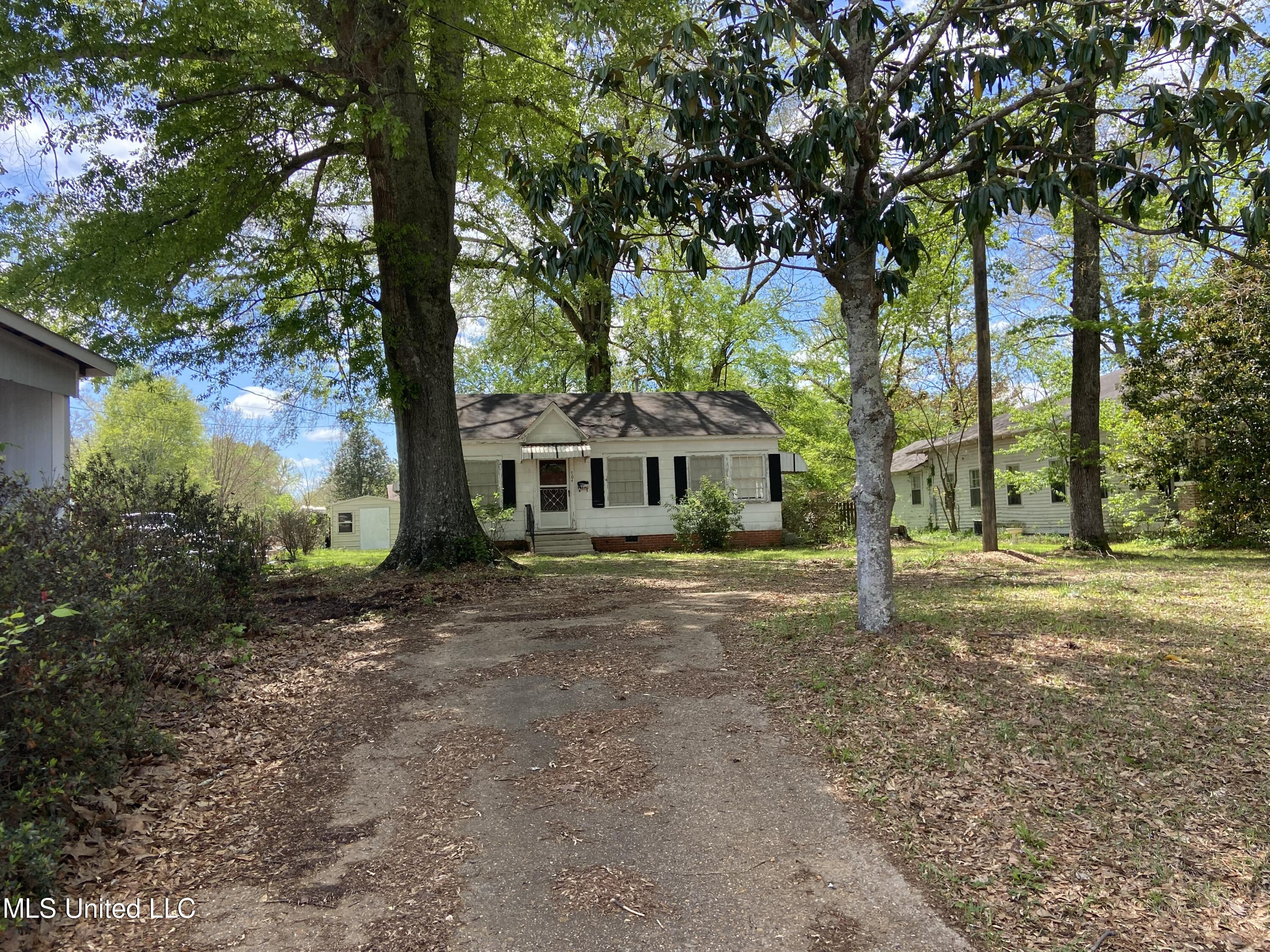 704 E Jackson Road Property Photo 4