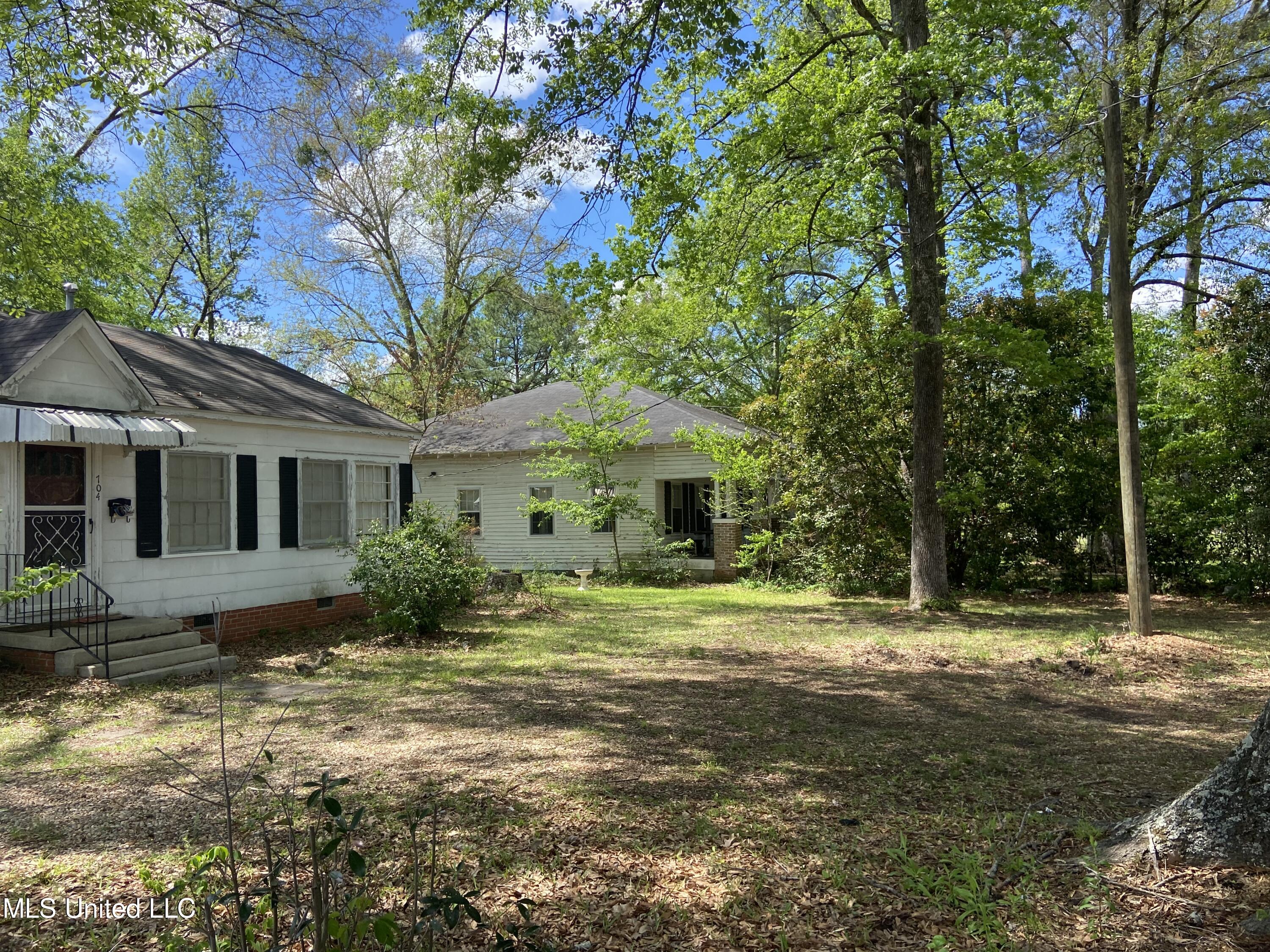 704 E Jackson Road Property Photo 5