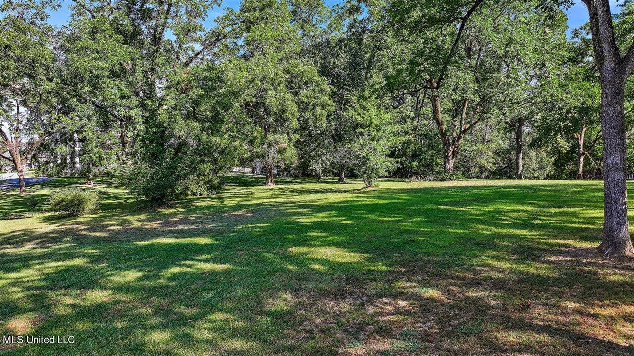 001 Oakwood Drive Property Photo 6