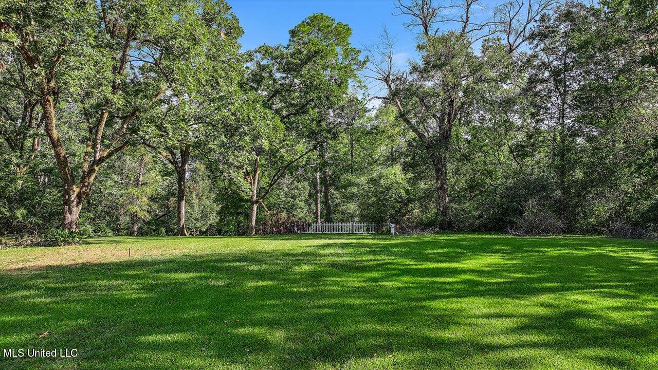 001 Oakwood Drive Property Photo 7