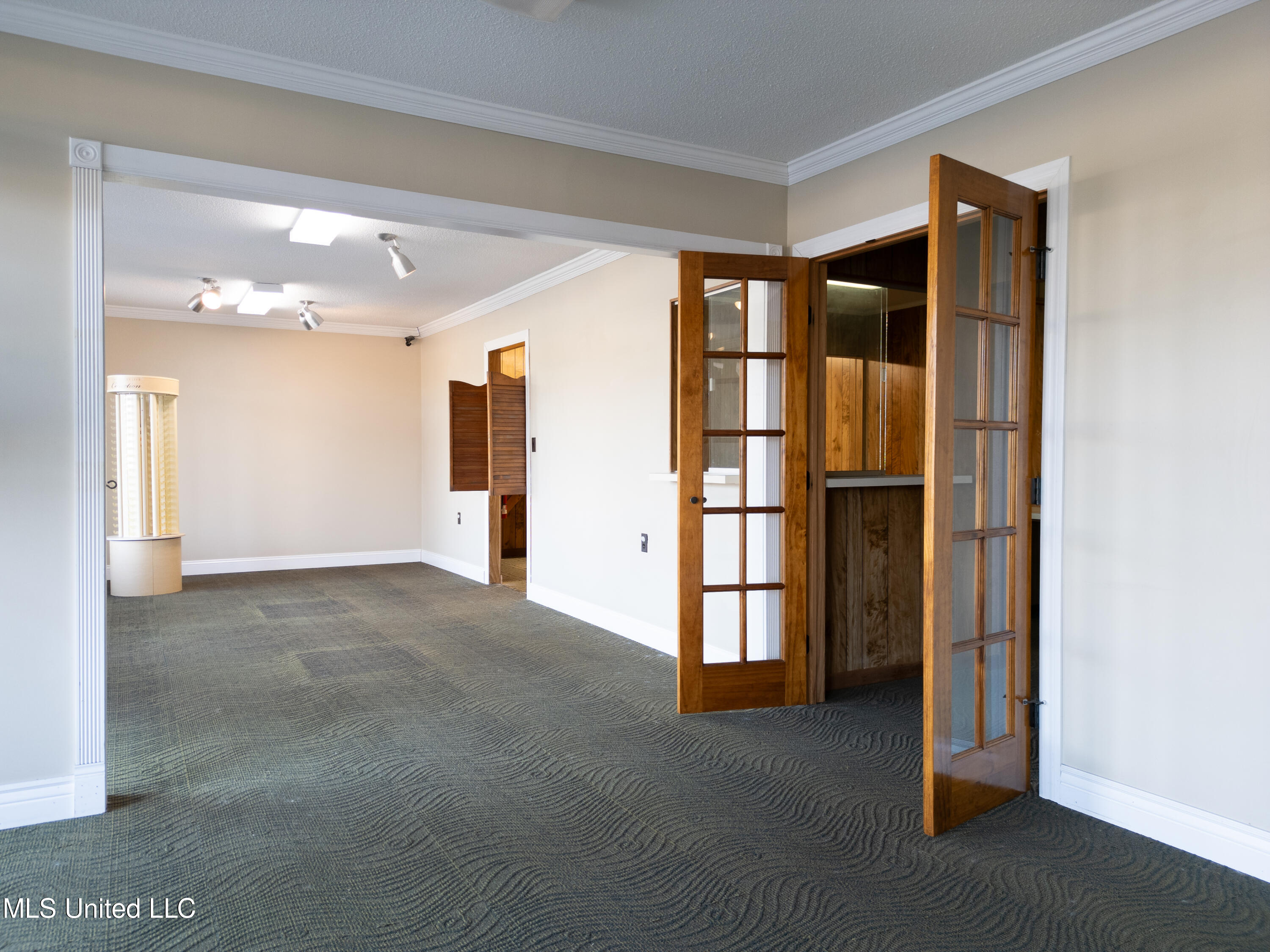 3433 Main Street Property Photo 6