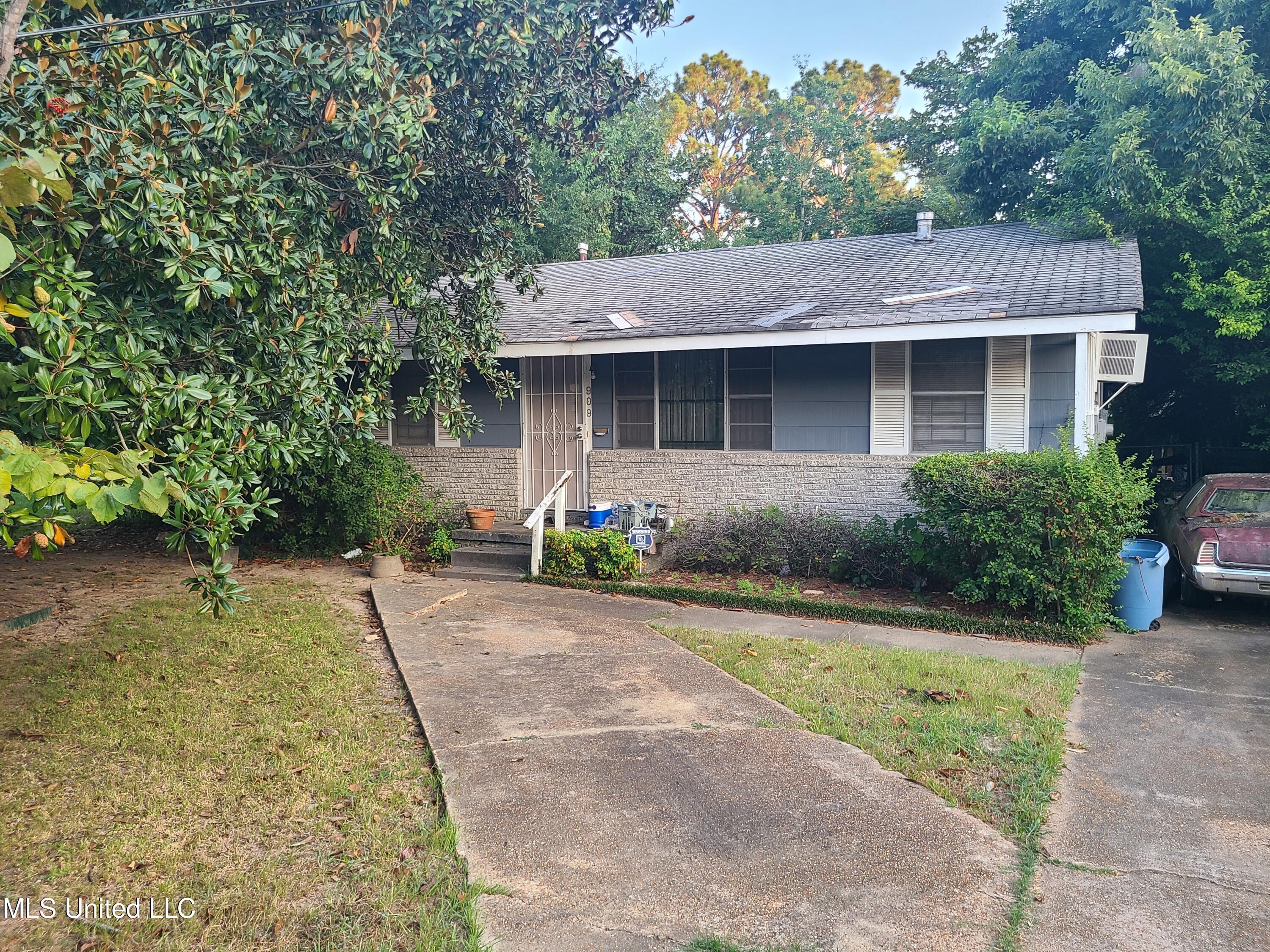 909 Spring Avenue Property Photo