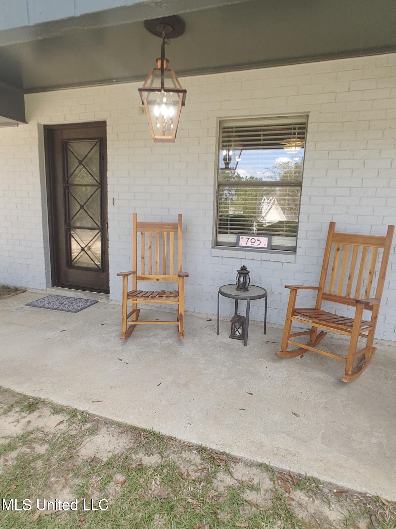 705 E Lakeshore Drive Property Photo 1