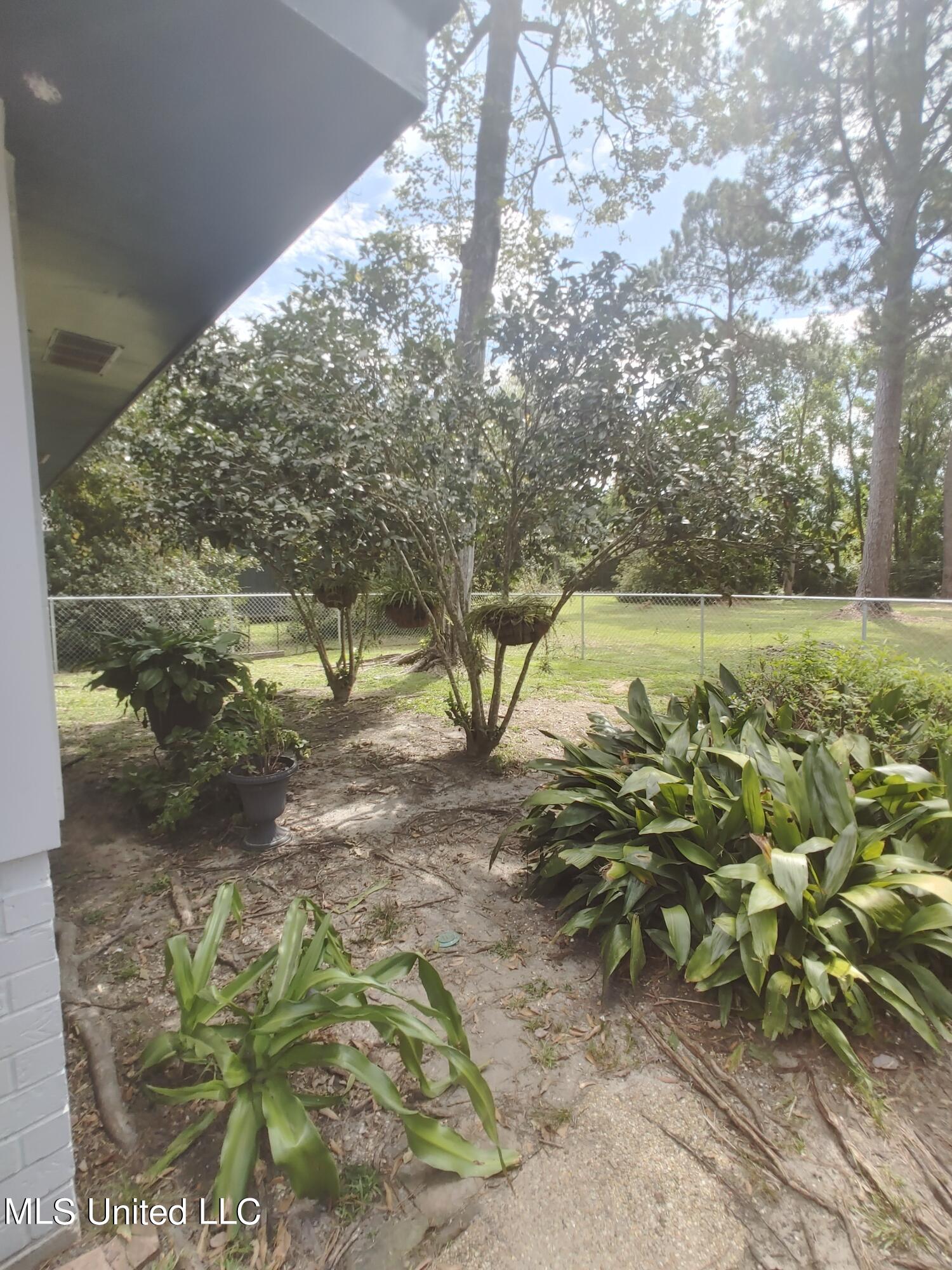 705 E Lakeshore Drive Property Photo 2