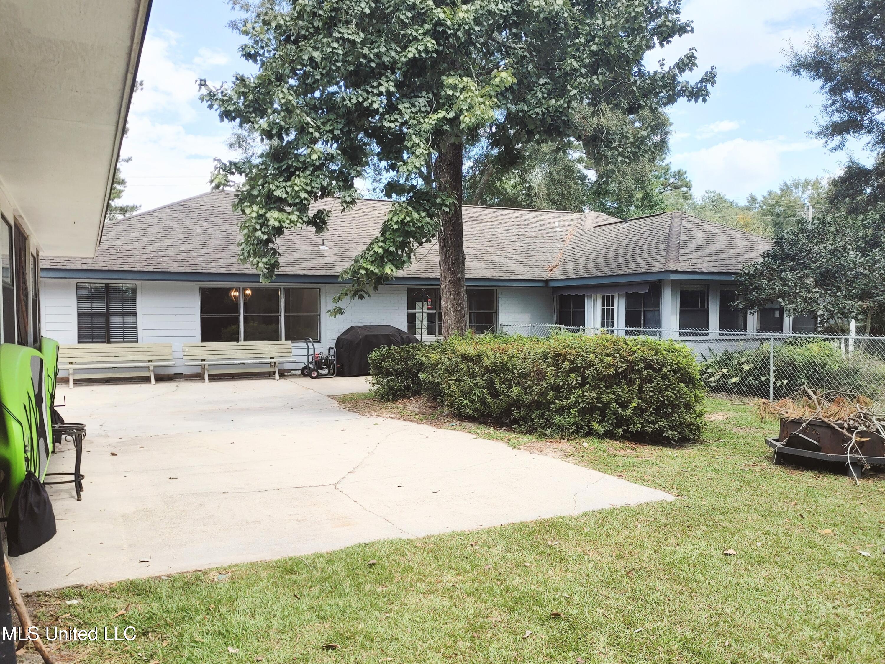 705 E Lakeshore Drive Property Photo 3