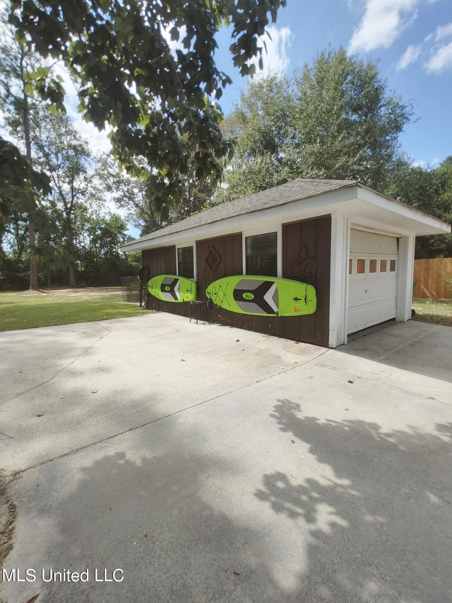 705 E Lakeshore Drive Property Photo 4