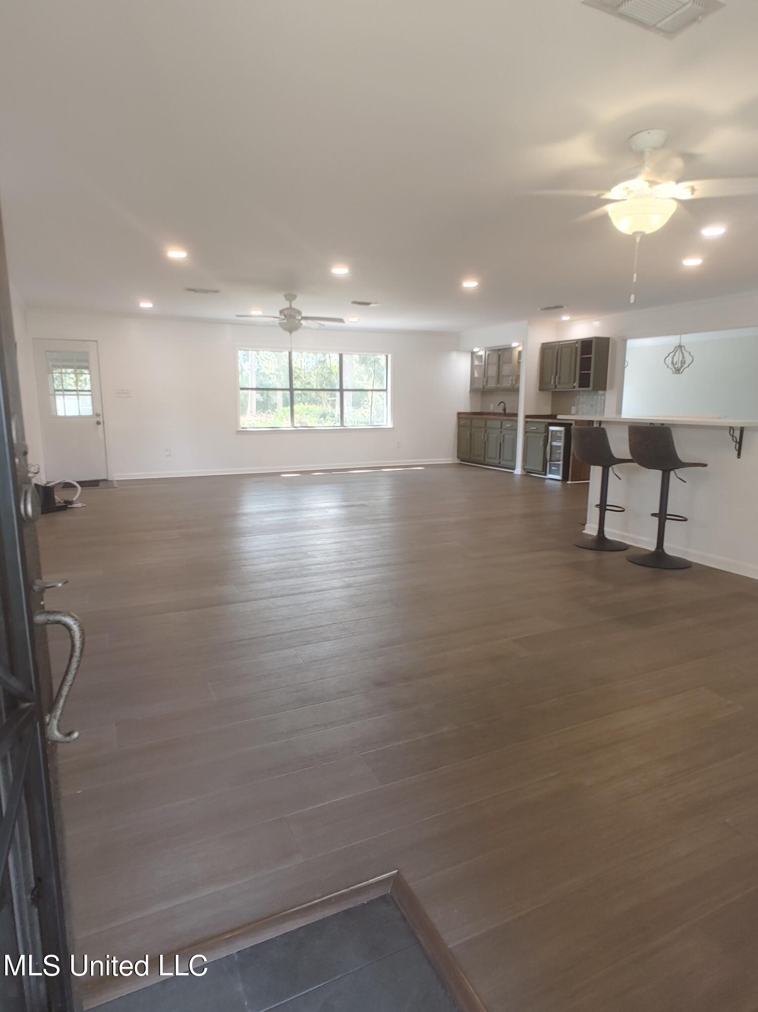 705 E Lakeshore Drive Property Photo 5