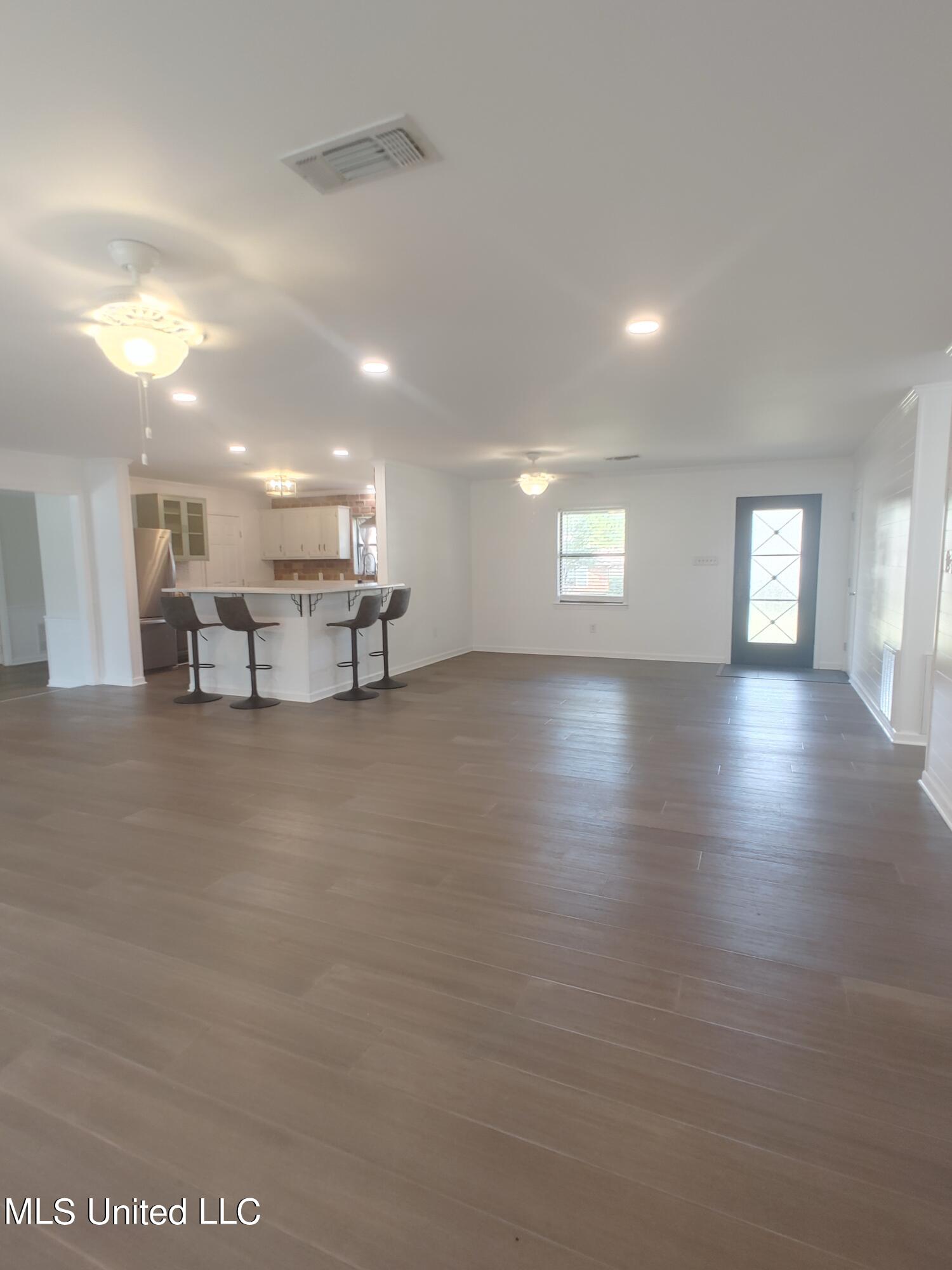 705 E Lakeshore Drive Property Photo 6