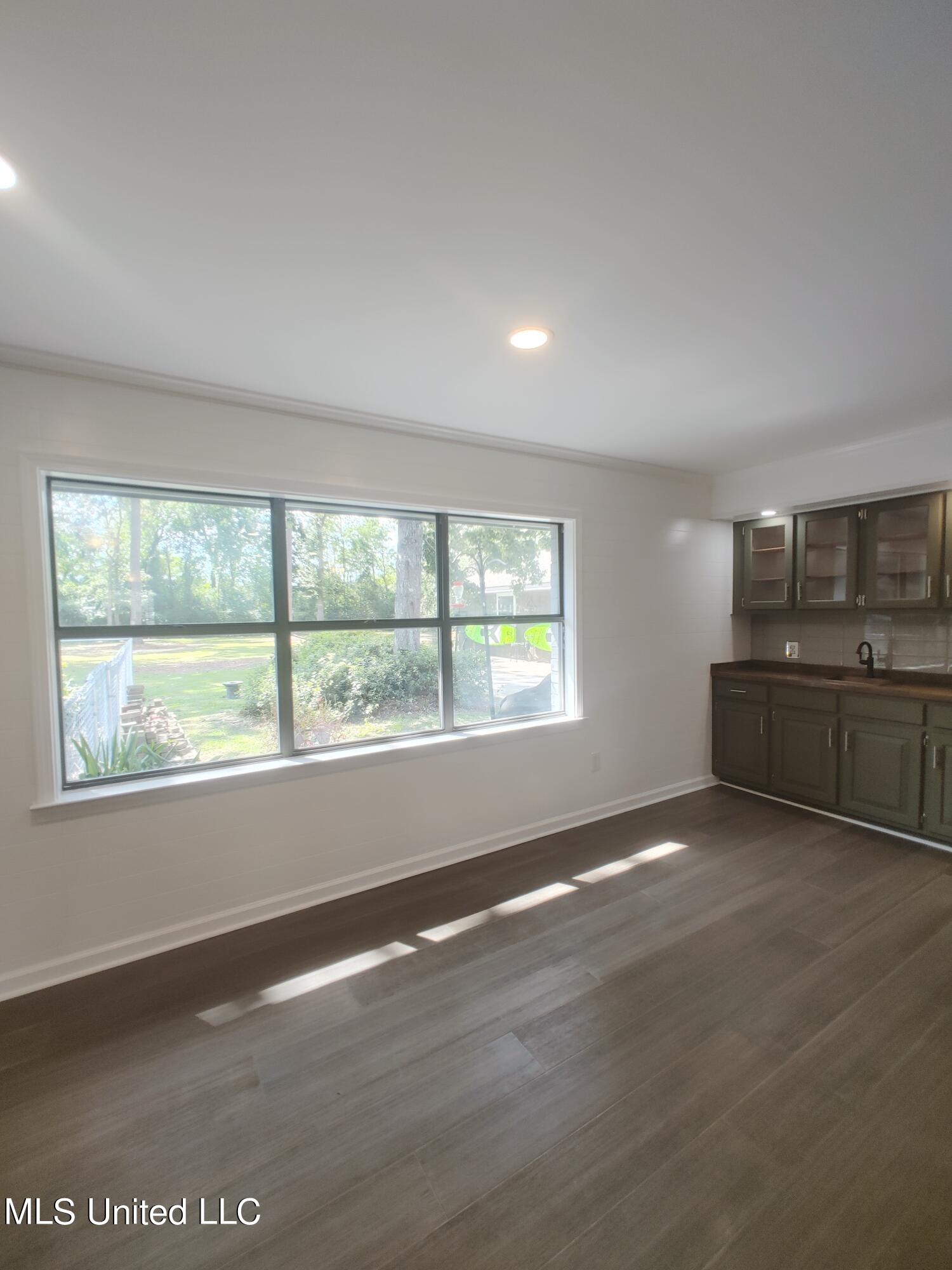705 E Lakeshore Drive Property Photo 7