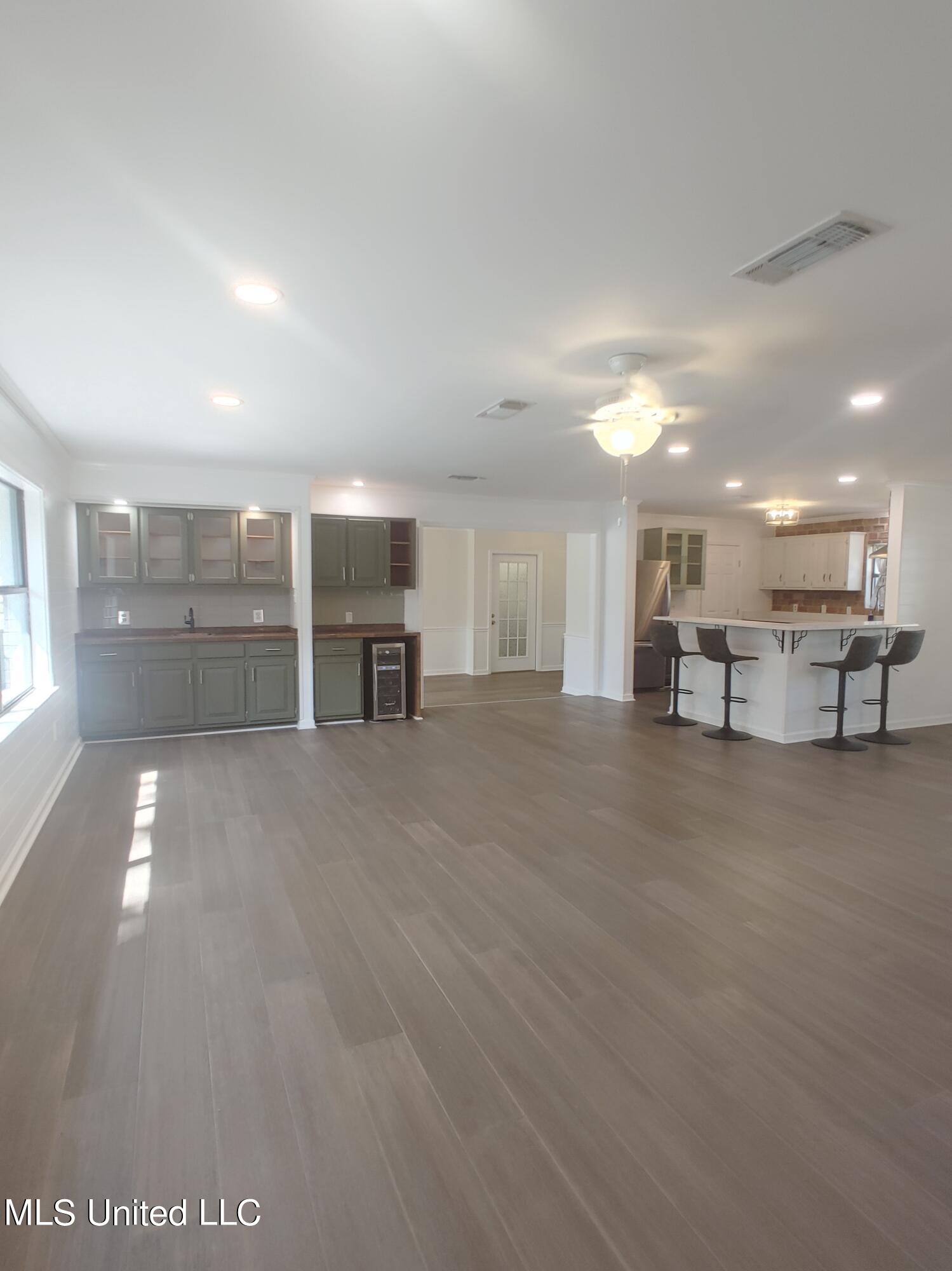 705 E Lakeshore Drive Property Photo 8