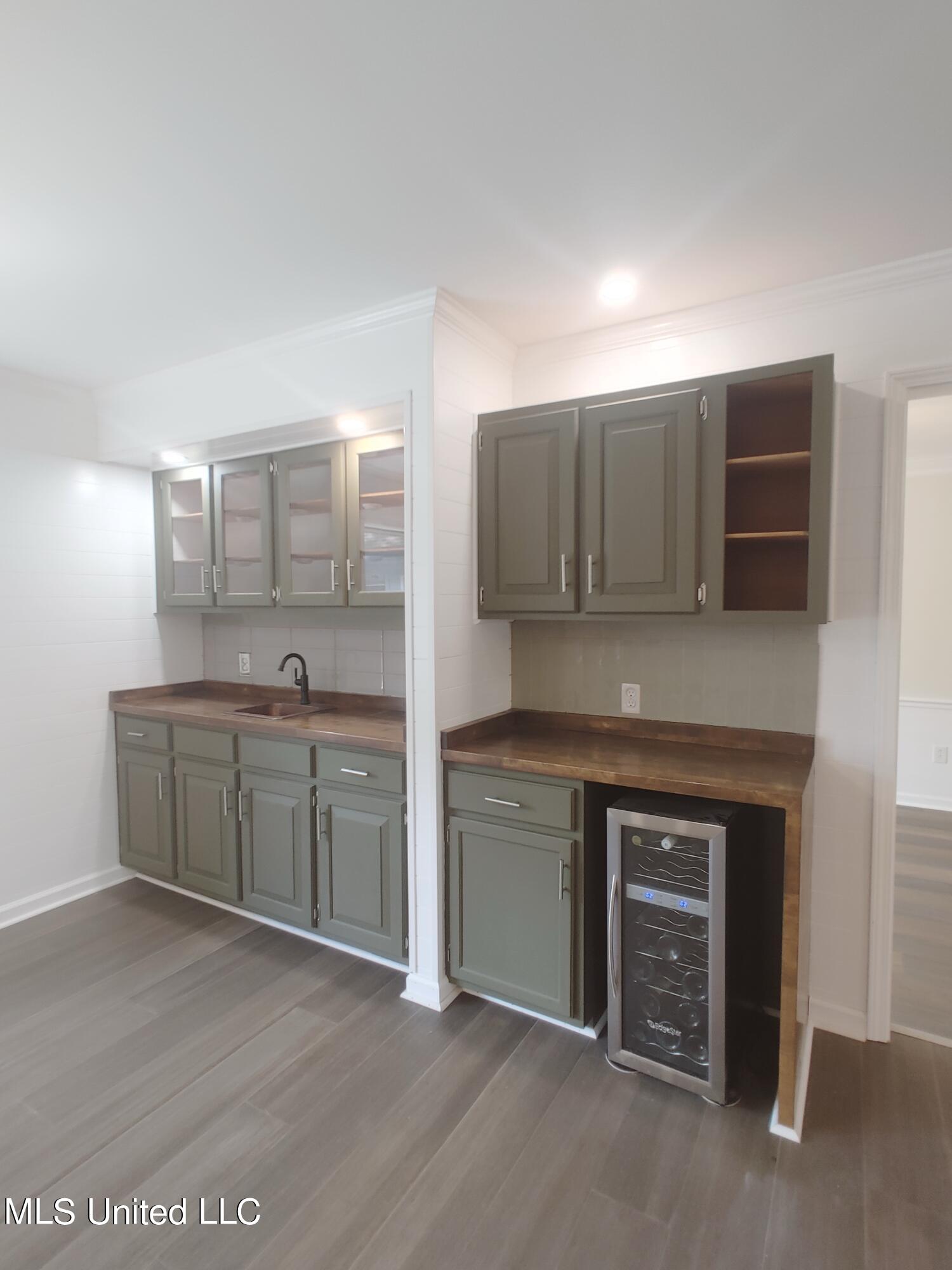 705 E Lakeshore Drive Property Photo 9