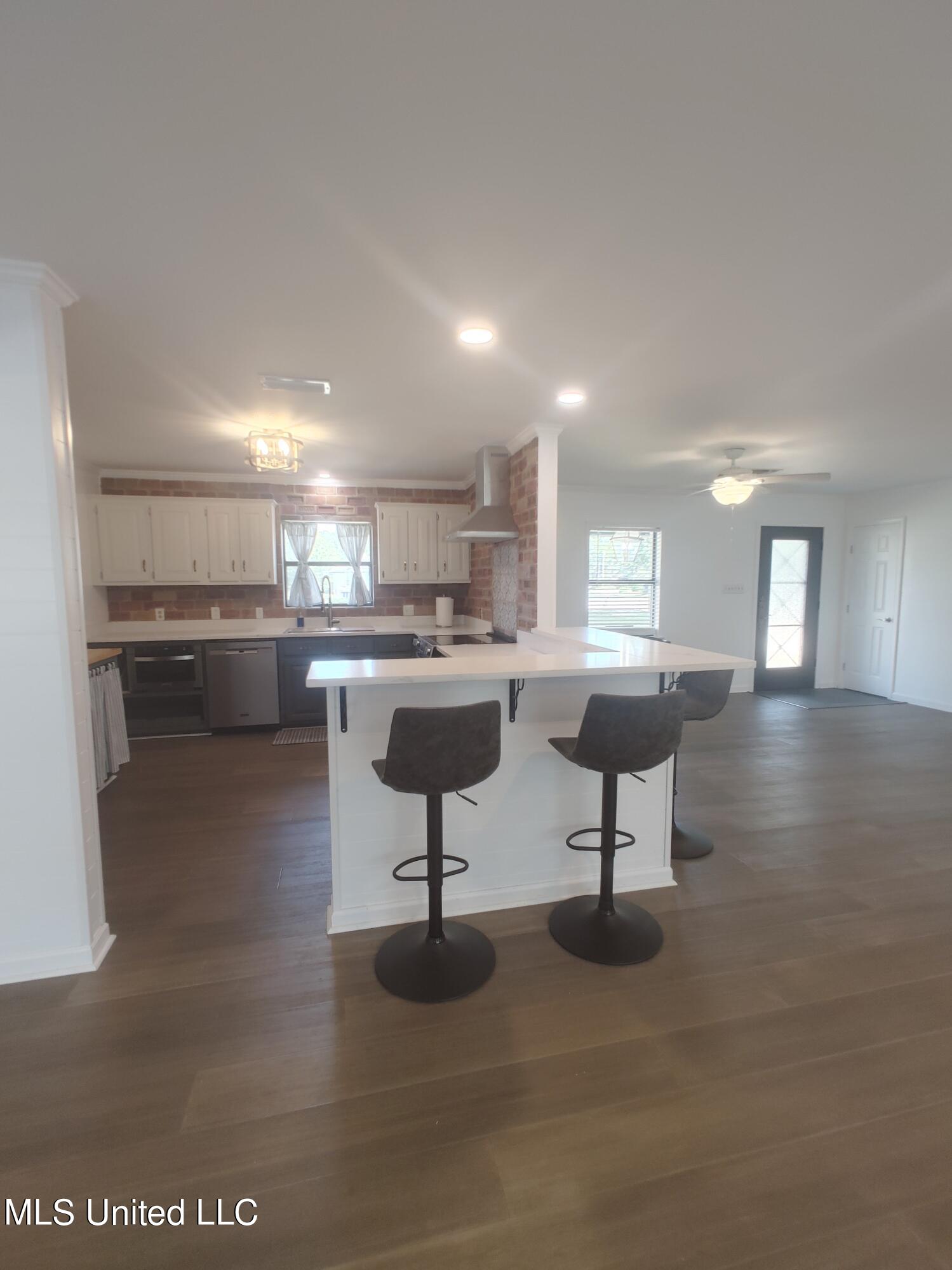 705 E Lakeshore Drive Property Photo 10