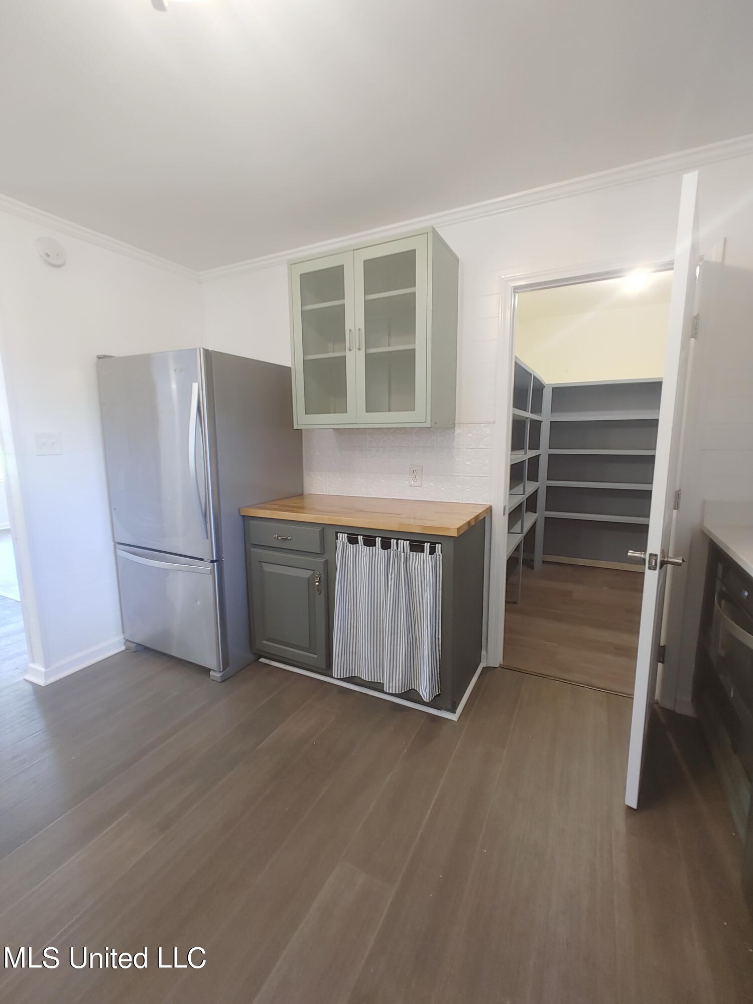 705 E Lakeshore Drive Property Photo 11