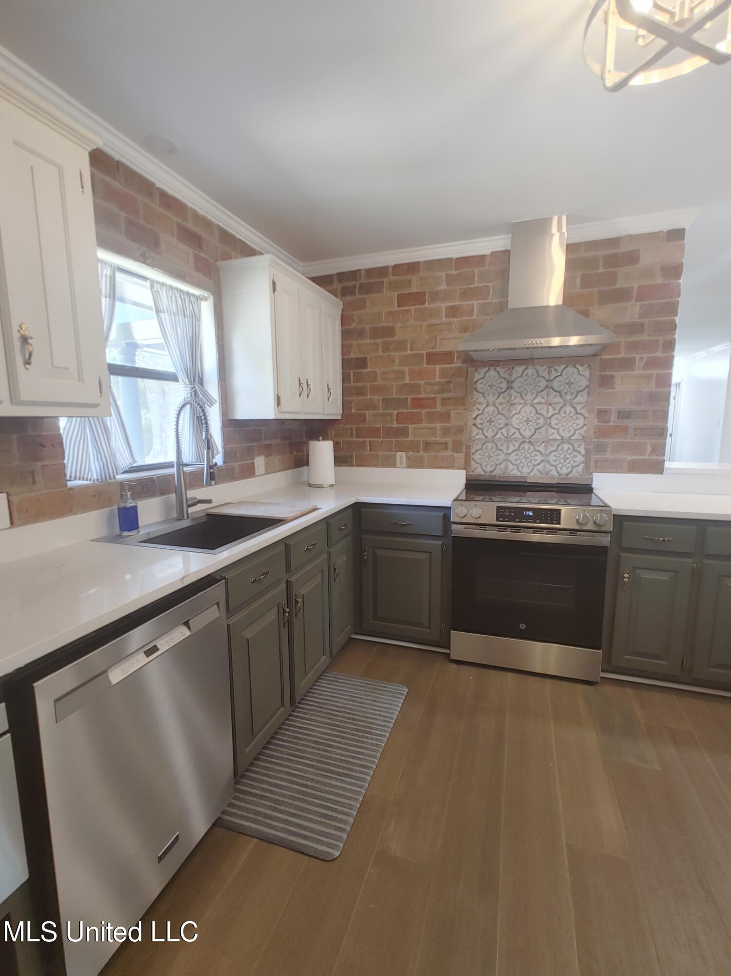 705 E Lakeshore Drive Property Photo 12