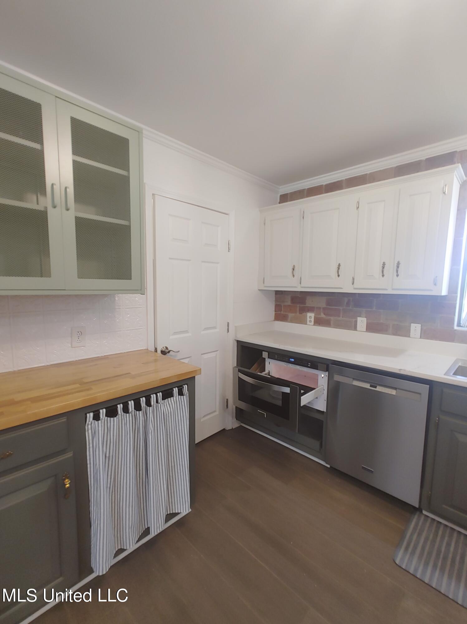 705 E Lakeshore Drive Property Photo 13