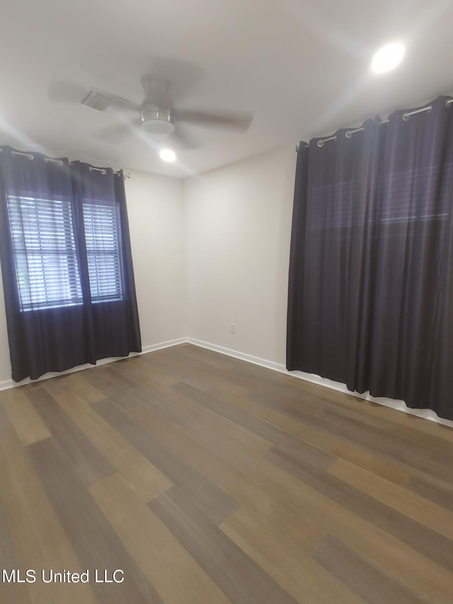 705 E Lakeshore Drive Property Photo 17