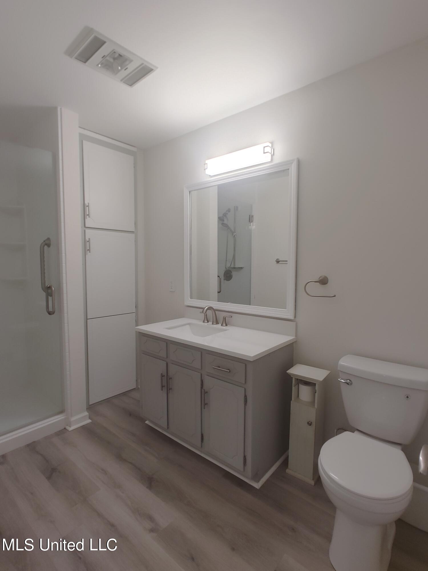 705 E Lakeshore Drive Property Photo 18
