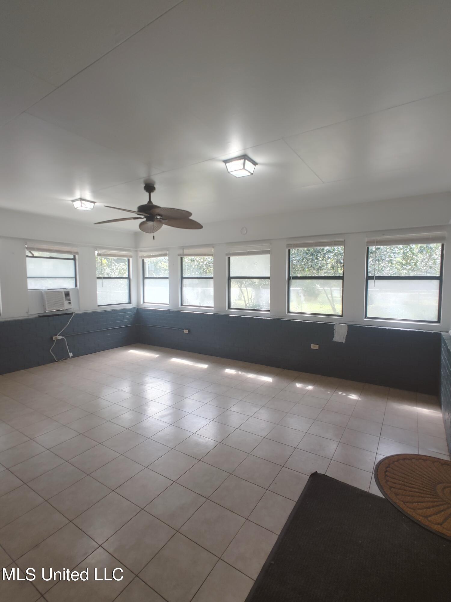 705 E Lakeshore Drive Property Photo 19