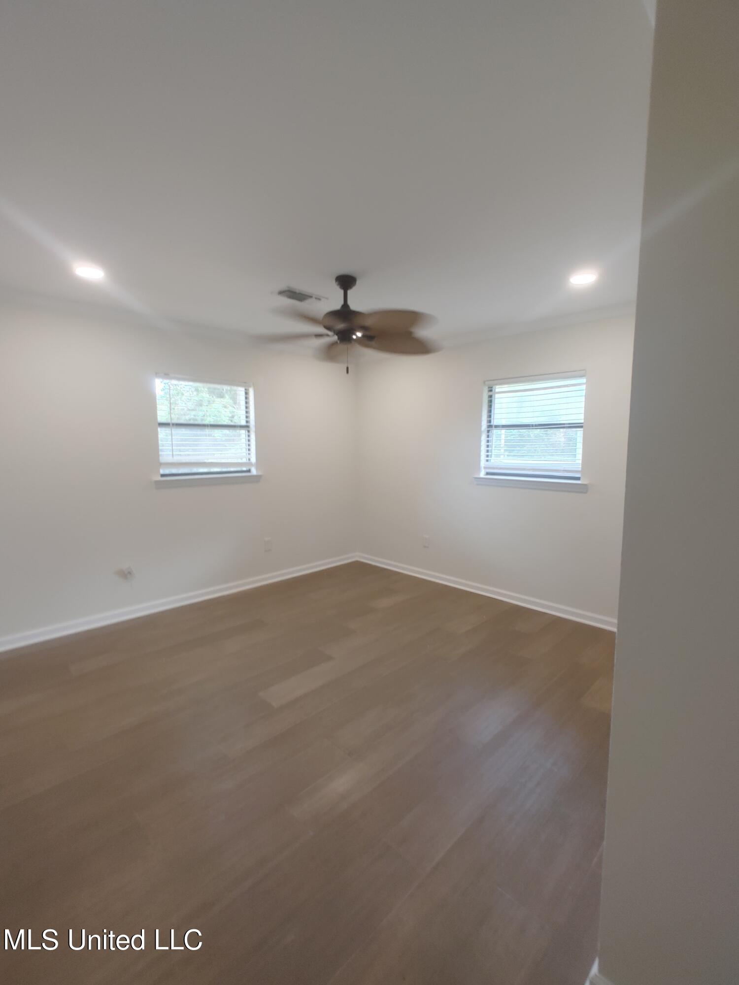 705 E Lakeshore Drive Property Photo 23