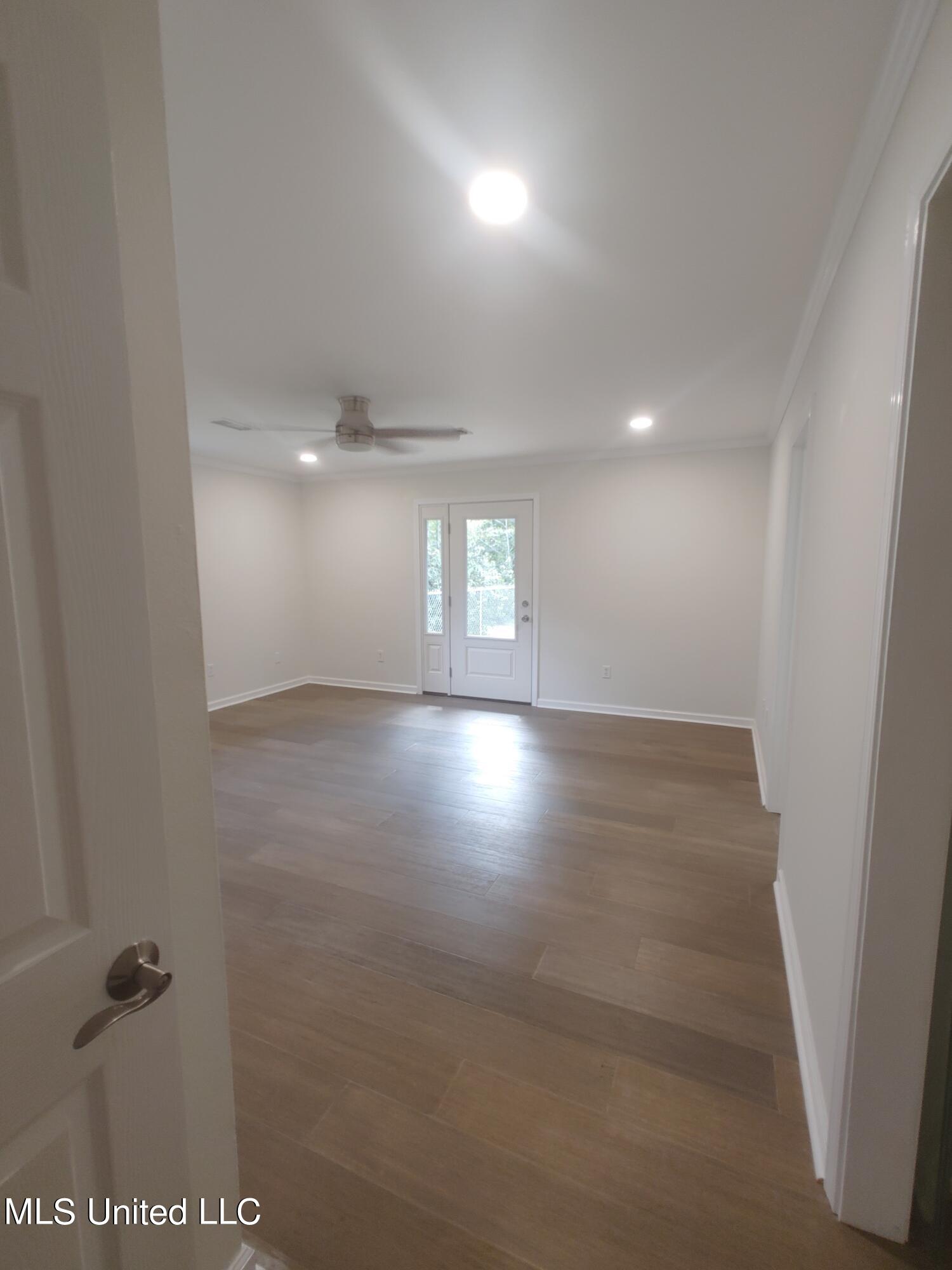 705 E Lakeshore Drive Property Photo 24