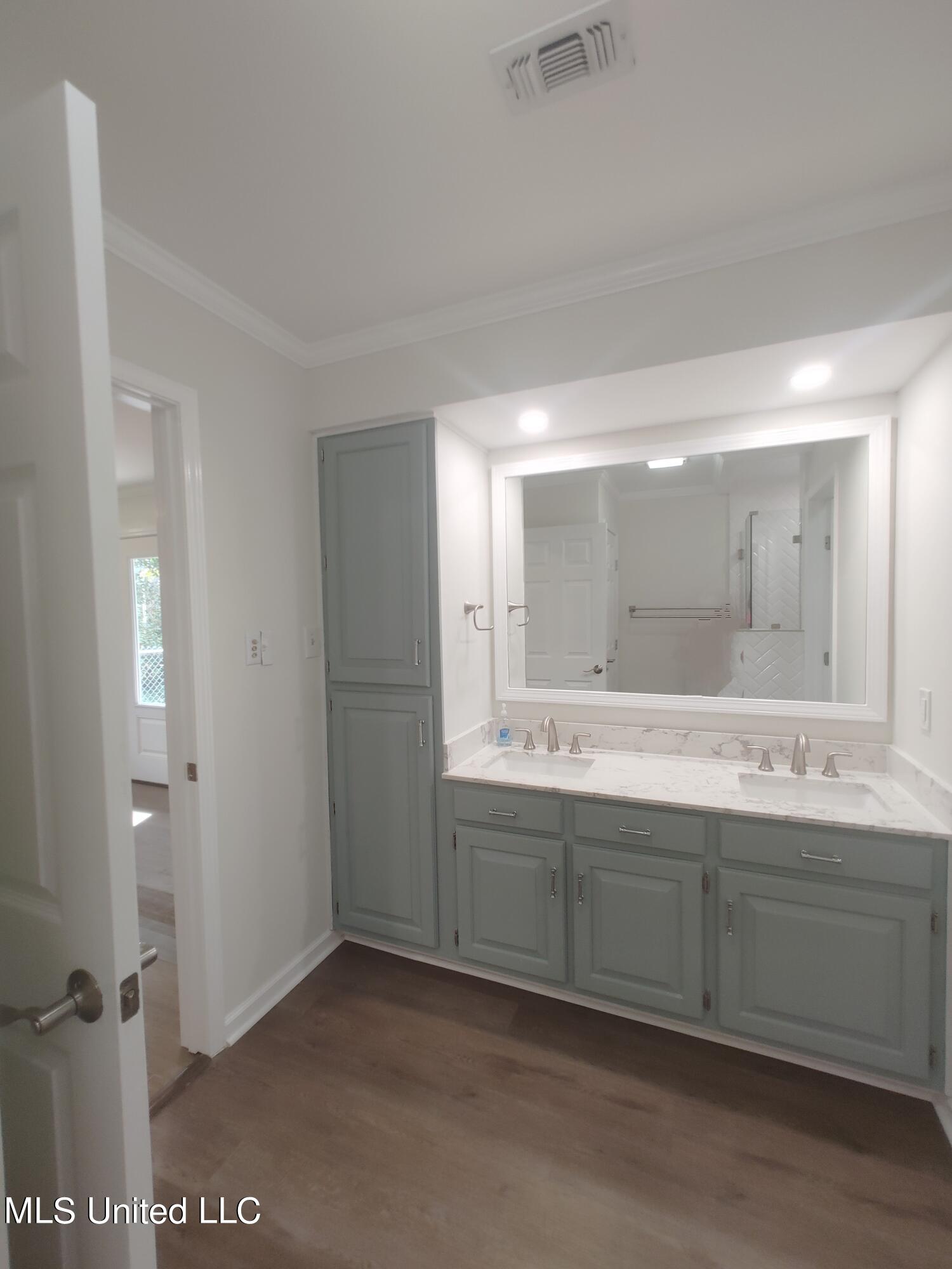 705 E Lakeshore Drive Property Photo 26