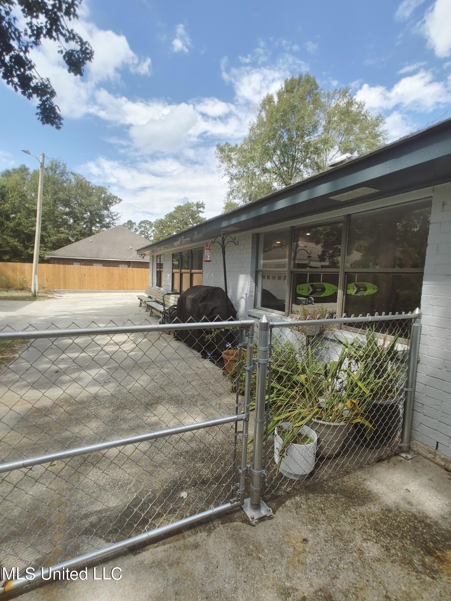 705 E Lakeshore Drive Property Photo 29