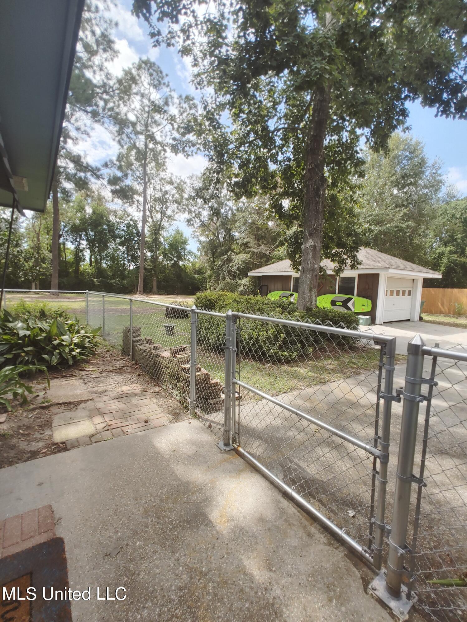 705 E Lakeshore Drive Property Photo 30