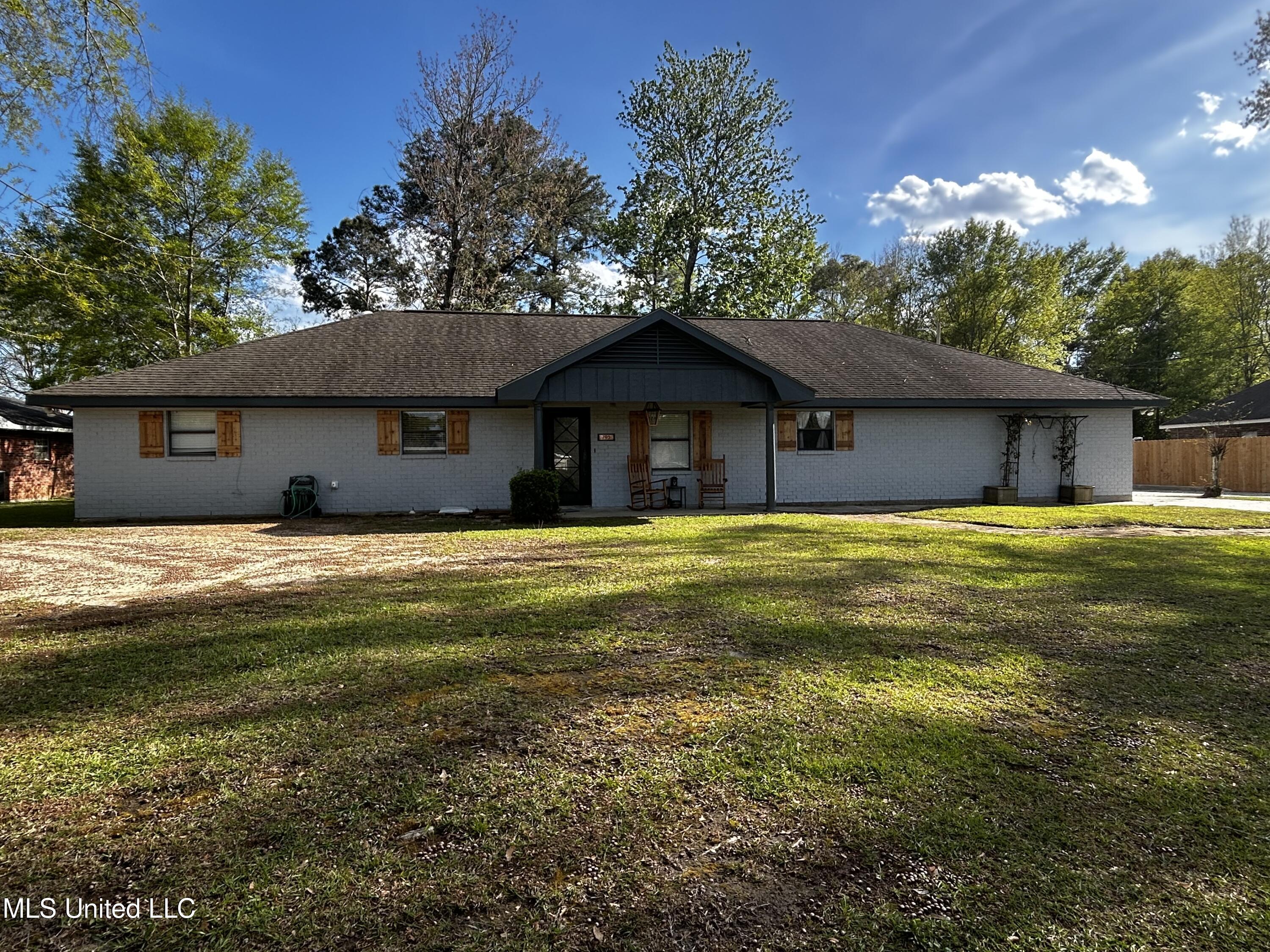 705 E Lakeshore Drive Property Photo 32