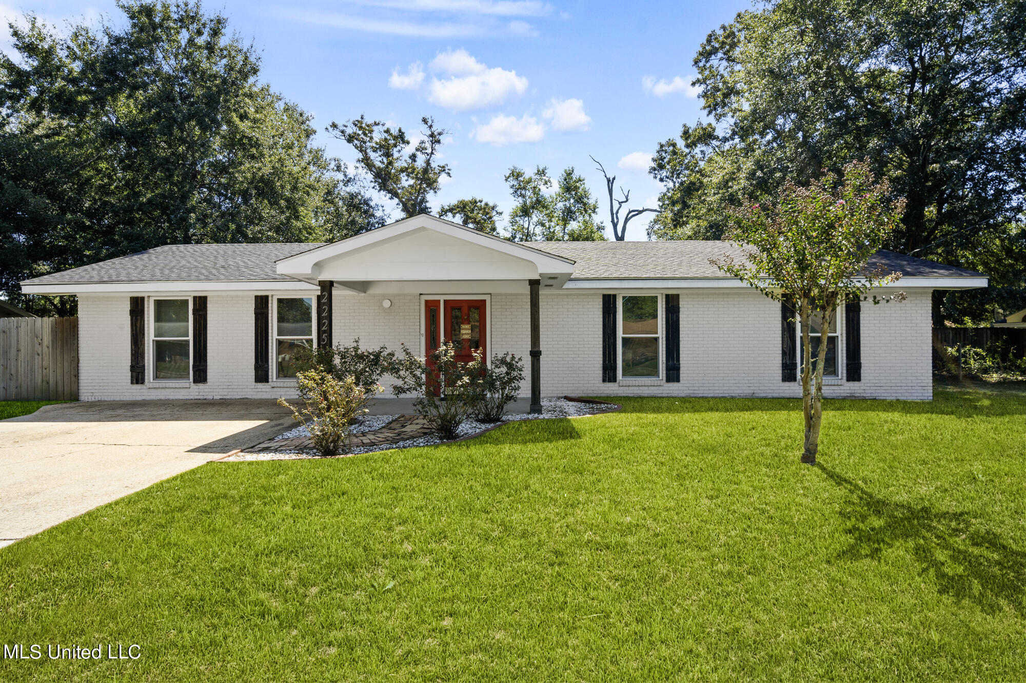 2225 Popps Ferry Road Property Photo 1